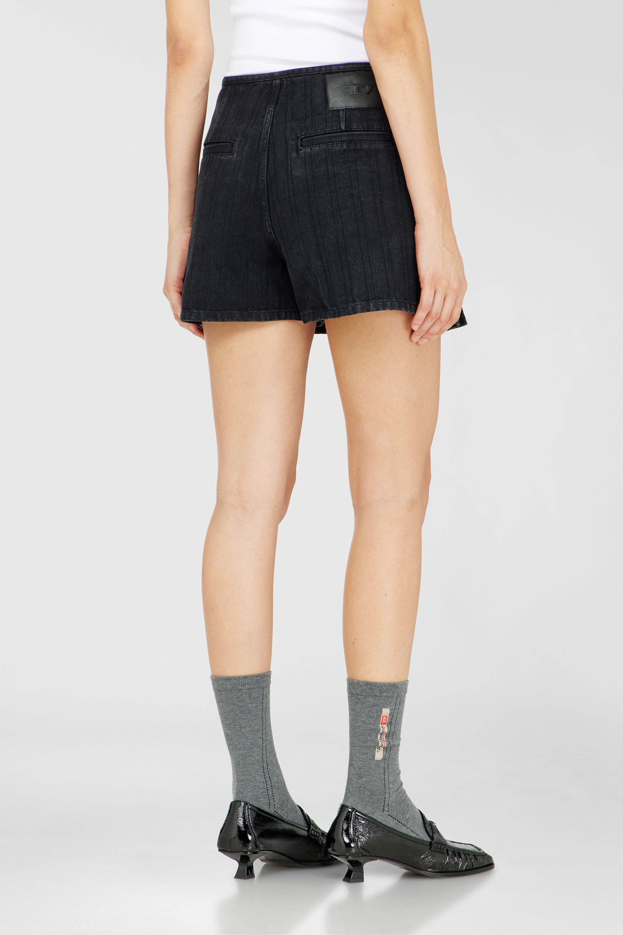Diesel - DE-SHERO, Damen Faltenrock-Shorts aus Nadelstreifen-Denim in Schwarz - 4