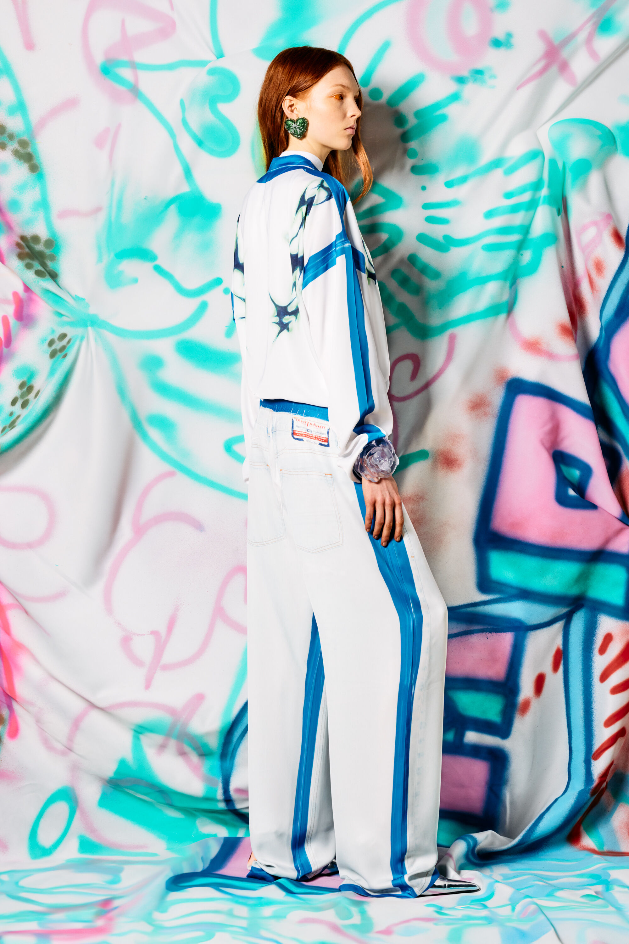 Diesel - P-AFTER-GRAFFITI-JAP, Unisex Hose im relaxed Fit mit Graffiti-Print in Blau/Weiss - 5