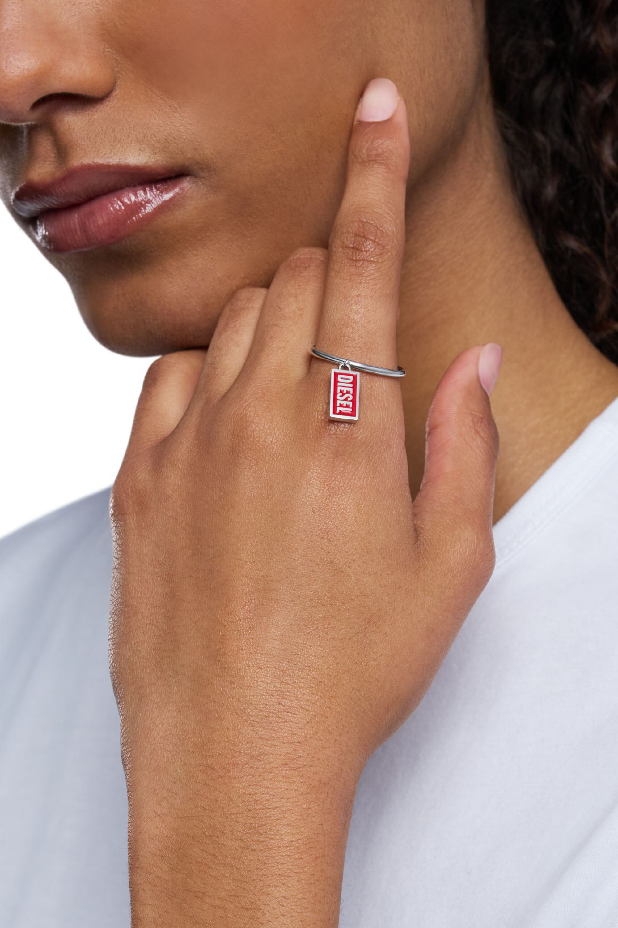 Diesel - DX1618931 JEWELLERY, Unisex Ring mit Logo-Anhänger aus Edelstahl in Rot - 3