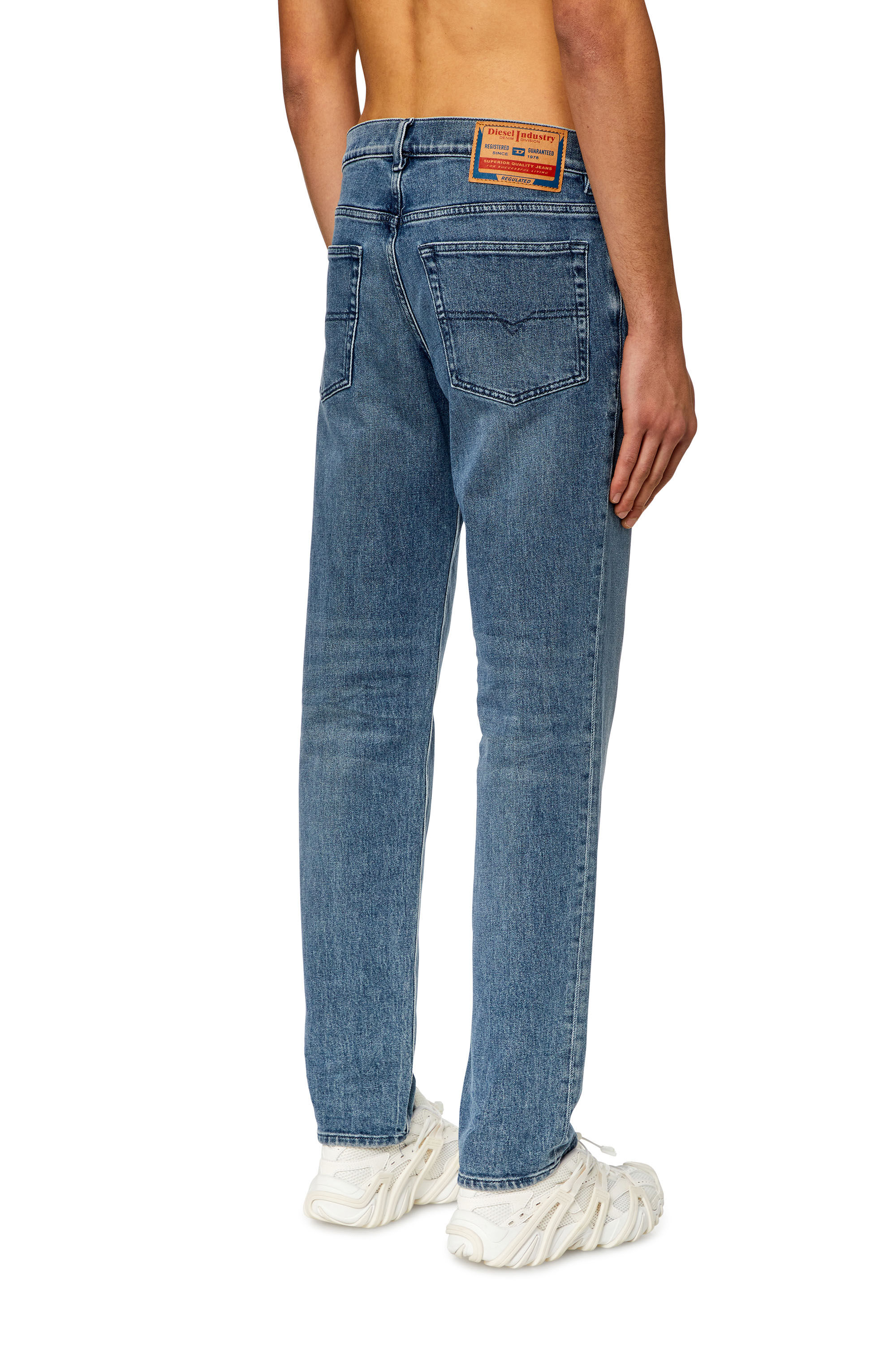 Diesel - Tapered Jeans 2023 D-Finitive 09H30, Mittelblau - Image 4