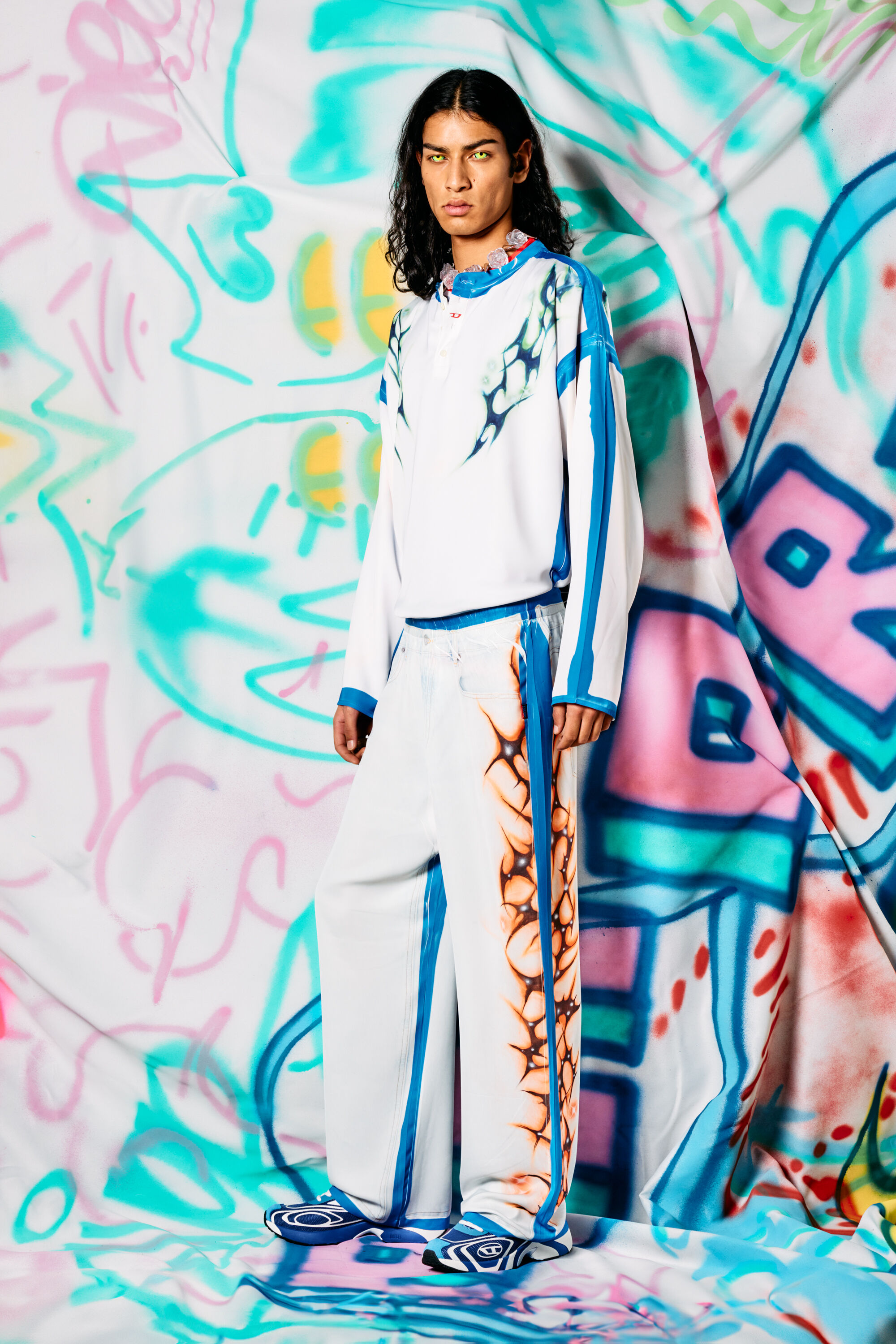 Diesel - P-AFTER-GRAFFITI-JAP, Unisex Hose im relaxed Fit mit Graffiti-Print in Blau/Weiss - 1