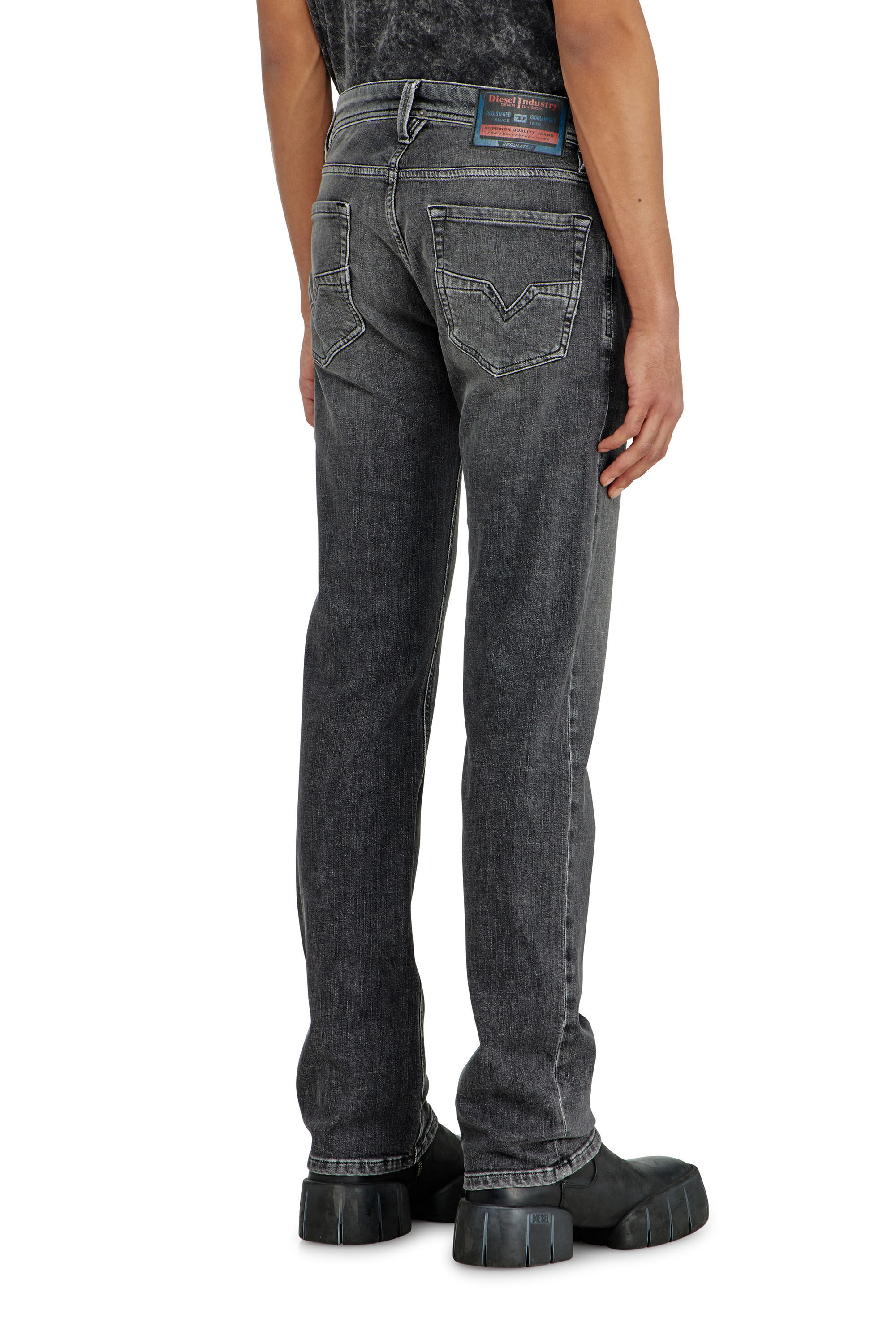 Diesel - Herren Regular Jeans 1985 Larkee 0HDBD, Schwarz/Dunkelgrau - 5