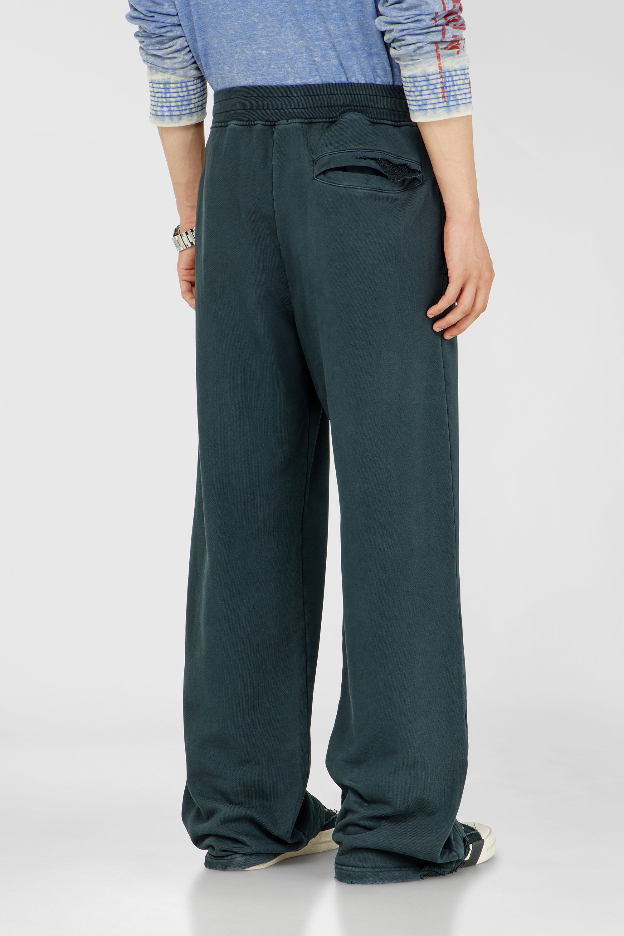 Diesel - P-MARTAINS-CRYSTALS, Herren Verwaschene Sweatpants mit Kristalldetails in Dunkelgr&uuml;n - 4