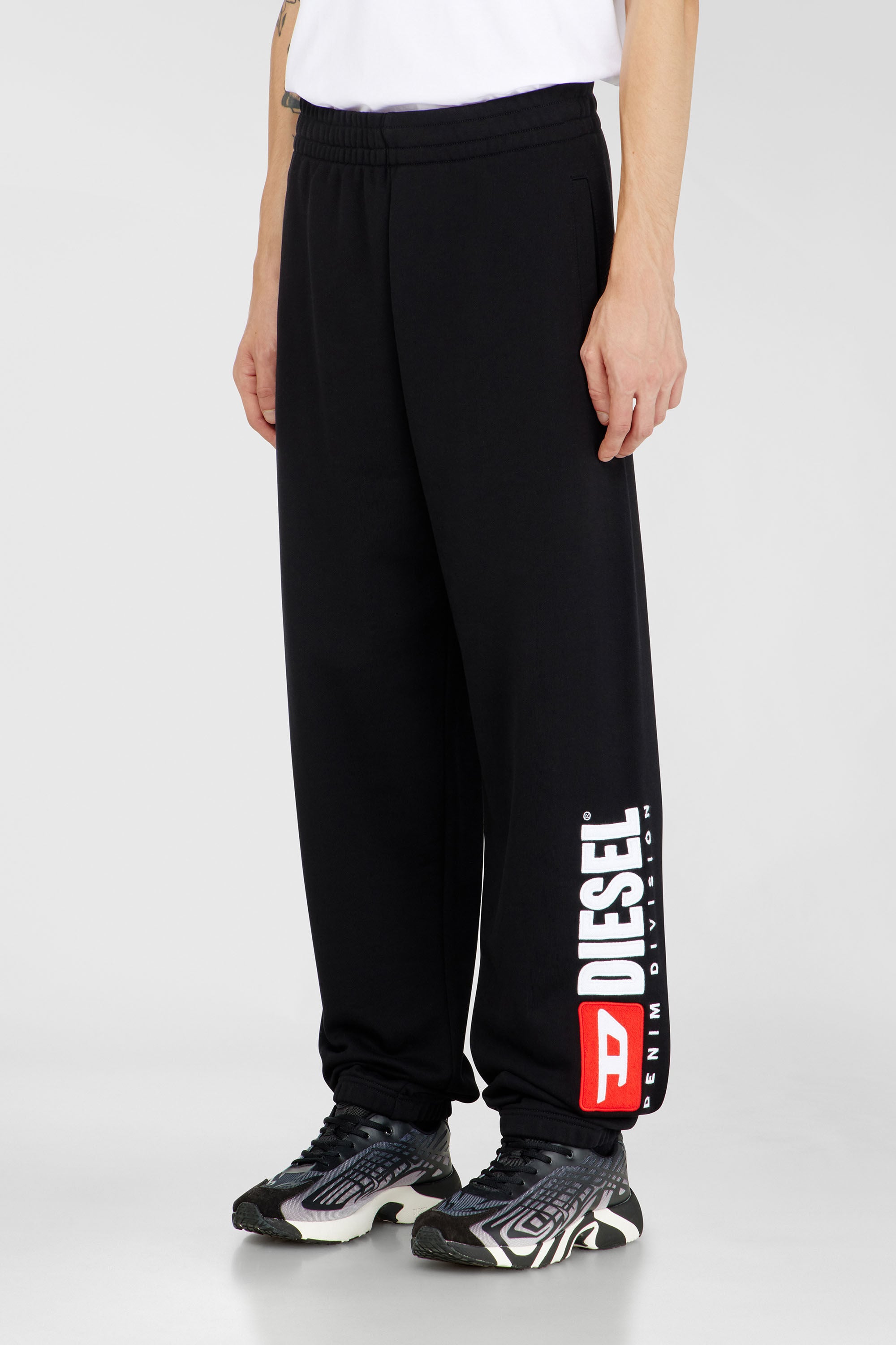 Diesel - P-MARKY-DIV, Herren Baumwoll-Jogginghose mit Diesel-Aufn&auml;her in Schwarz - 3