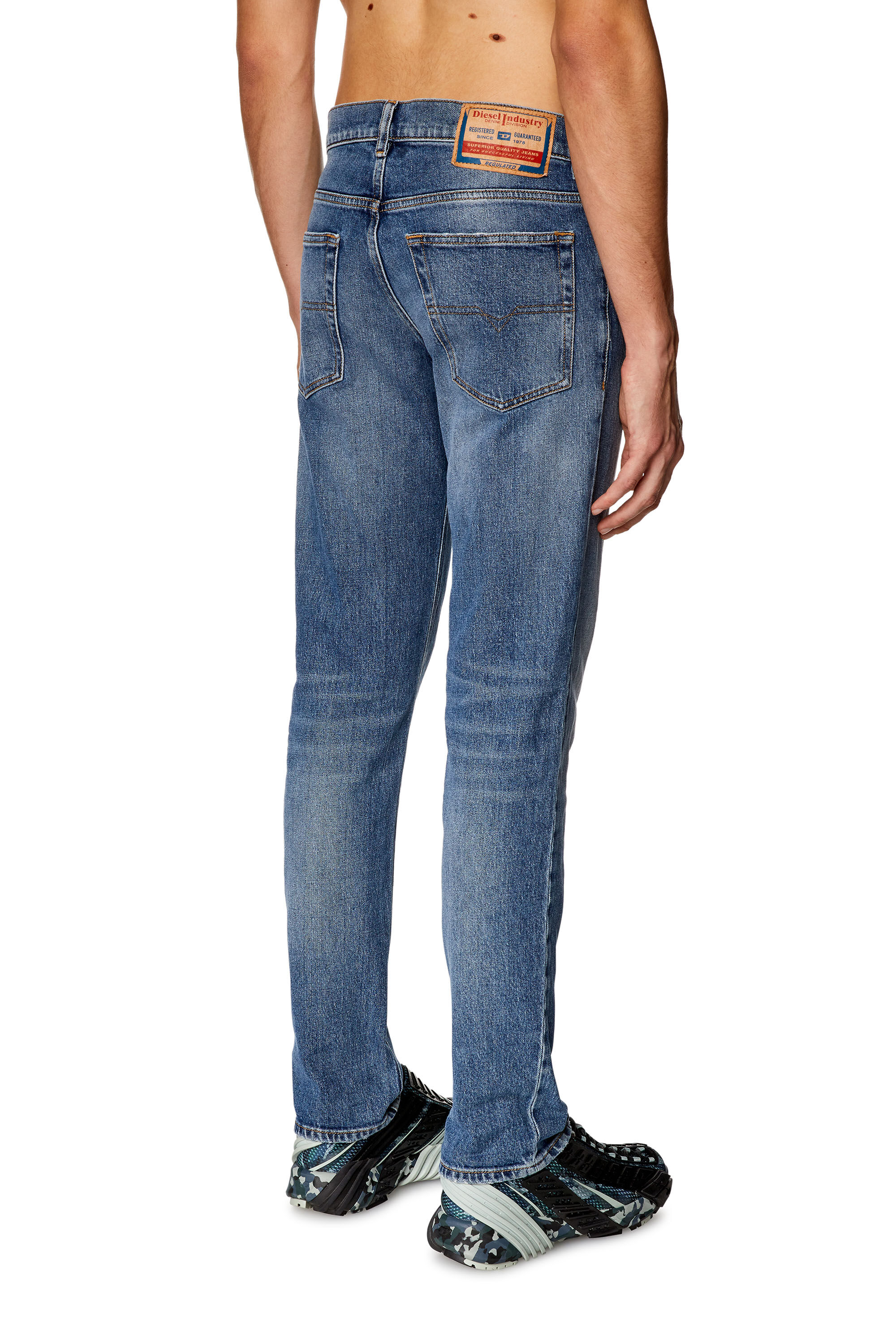 Diesel - Tapered Jeans 2023 D-Finitive 09I16, Mittelblau - Image 4