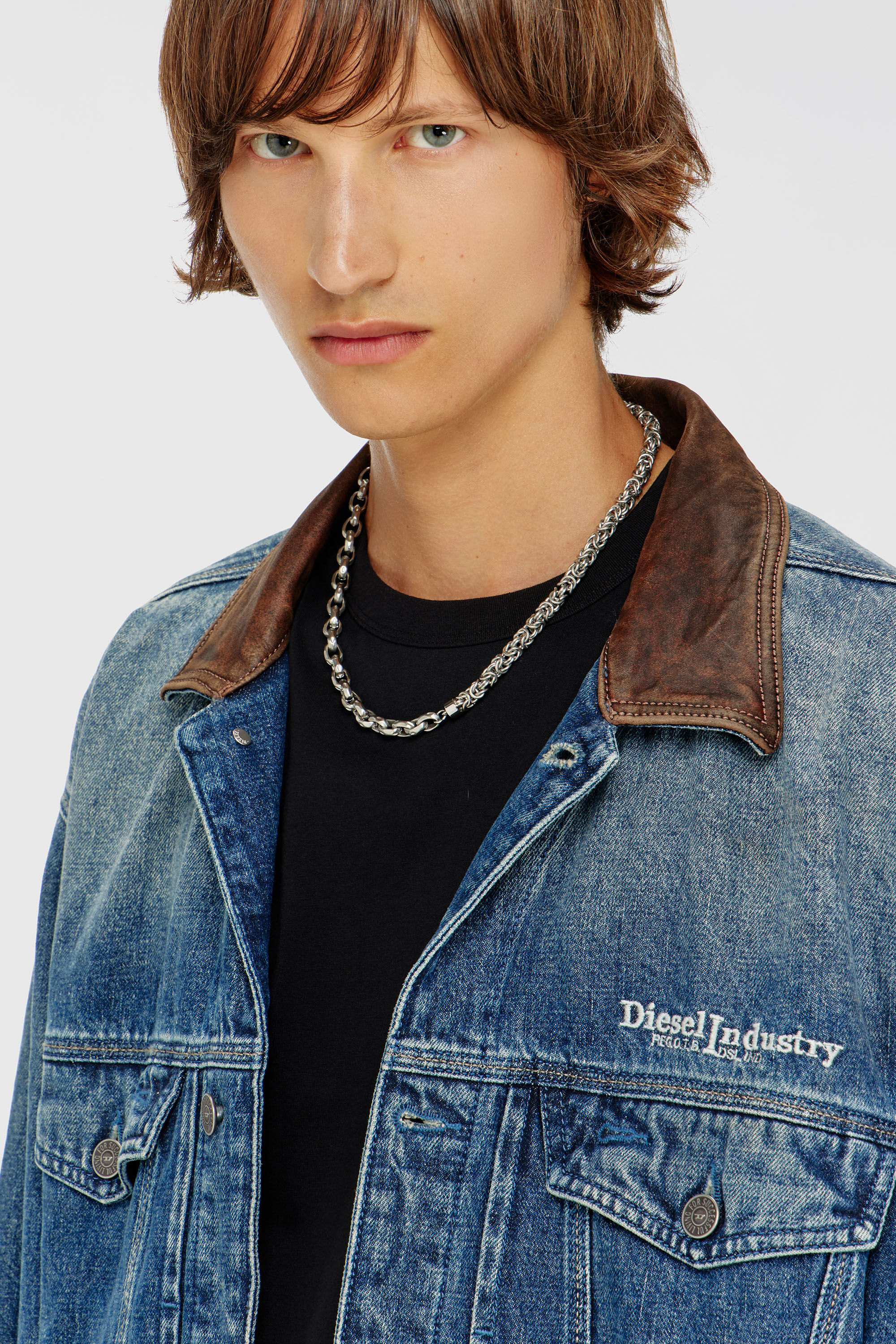 Diesel - D-DENVER-S1, Unisex Jeans-Truckerjacke mit kontrastierenden Lederbes&auml;tzen in Blau - 5