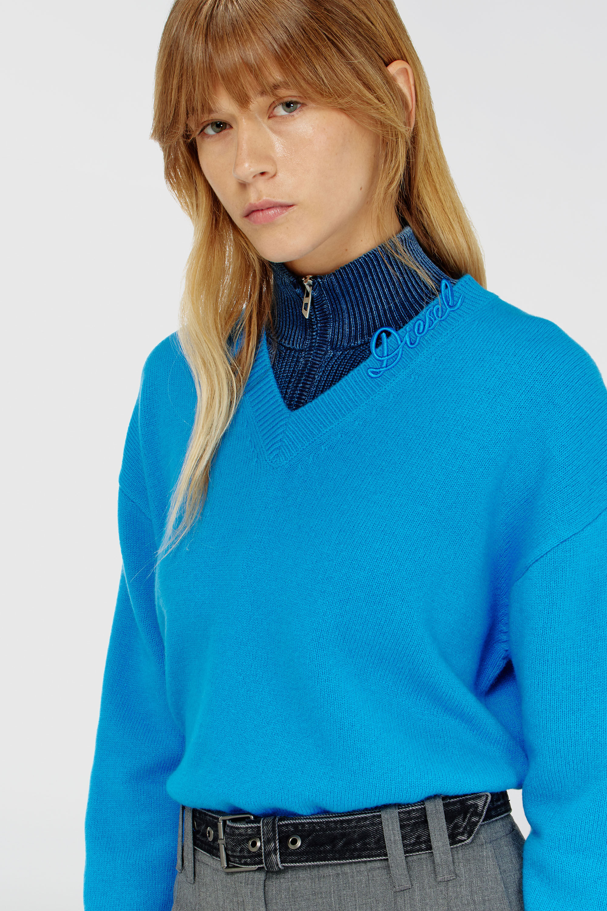 Diesel - M-IMOSA, Damen Wollpullover mit V-Ausschnitt und Logo am Kragen in Azurblau - 4