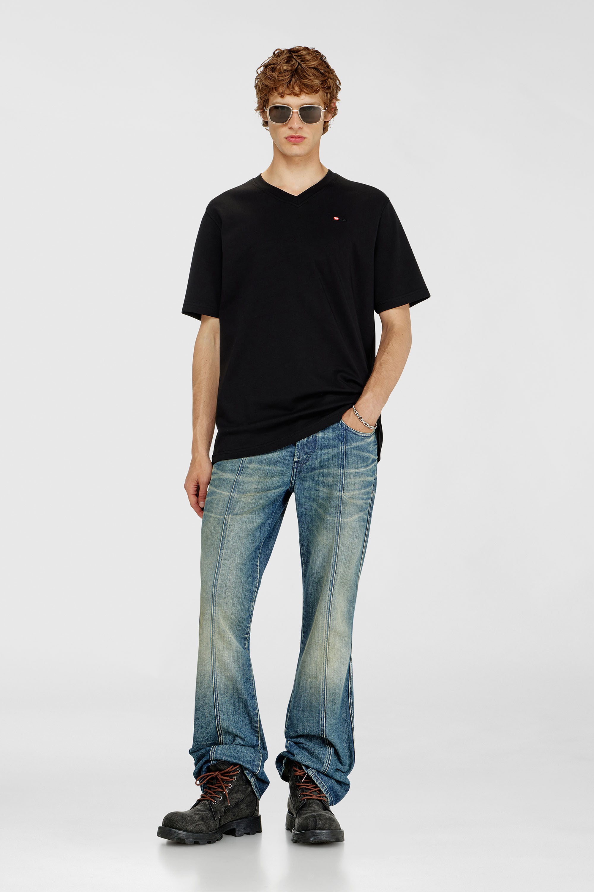 Diesel - T-ADJUST-V-MICRODIV, Herren T-Shirt mit V-Ausschnitt und Mikro-Logo-Stickerei in Schwarz/Rot - 1