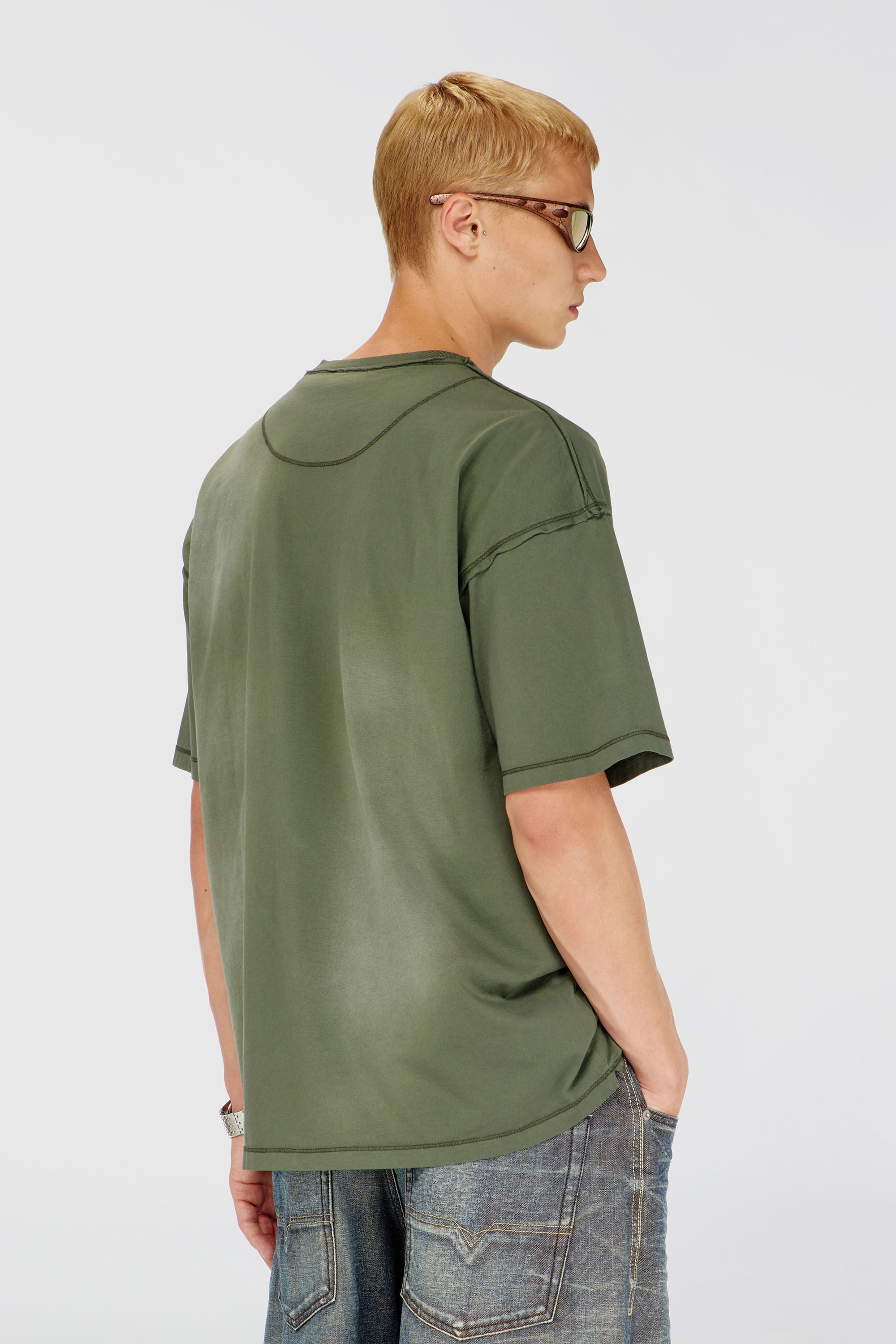 Diesel - T-POCK, Herren Verwaschenes T-Shirt mit zerrissener Brusttasche in Armeegr&uuml;n - 4