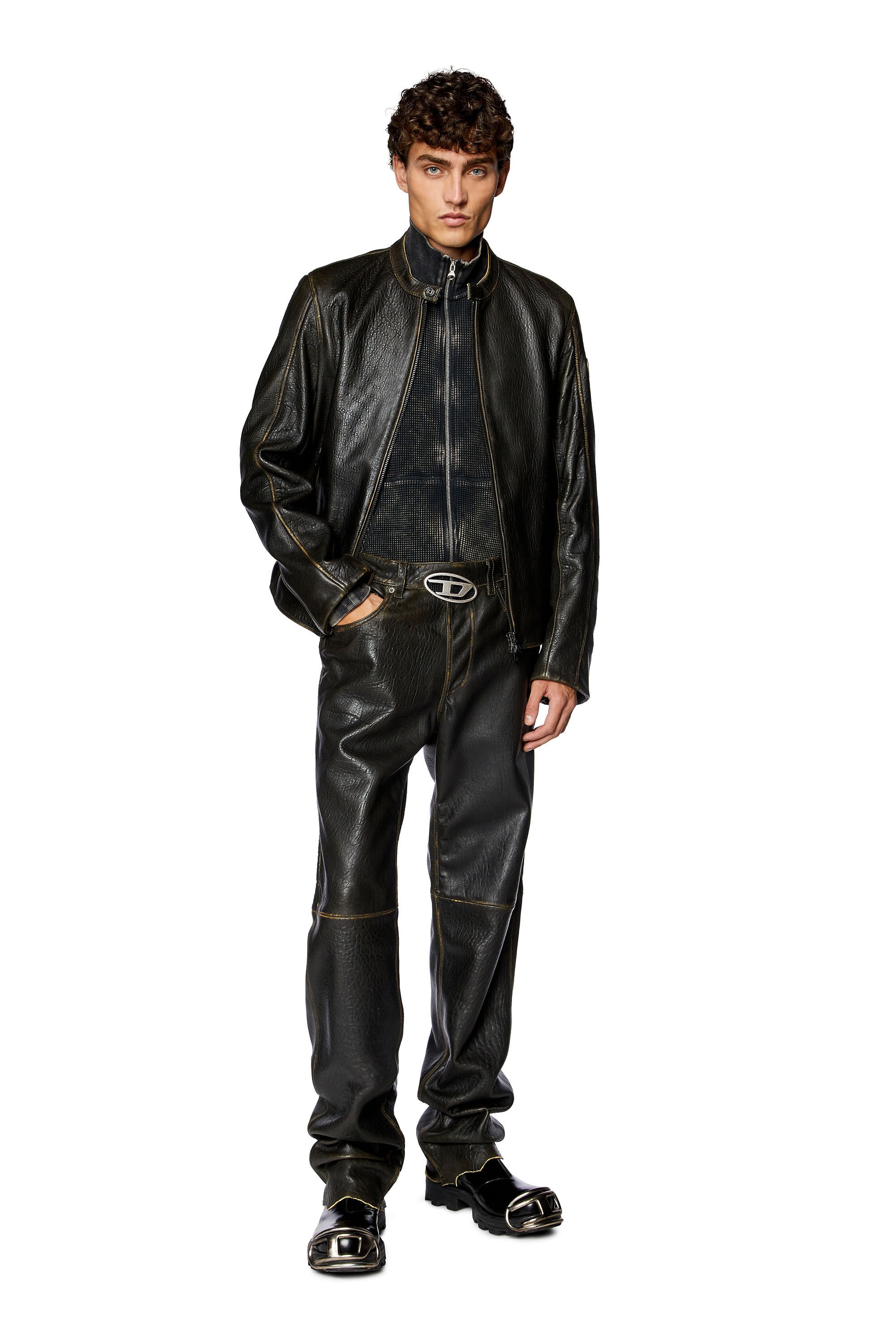 Diesel - P-KOOMAN, Herren Texturierte Hose aus Leder mit Logo-Cutout in Braun - Image 1