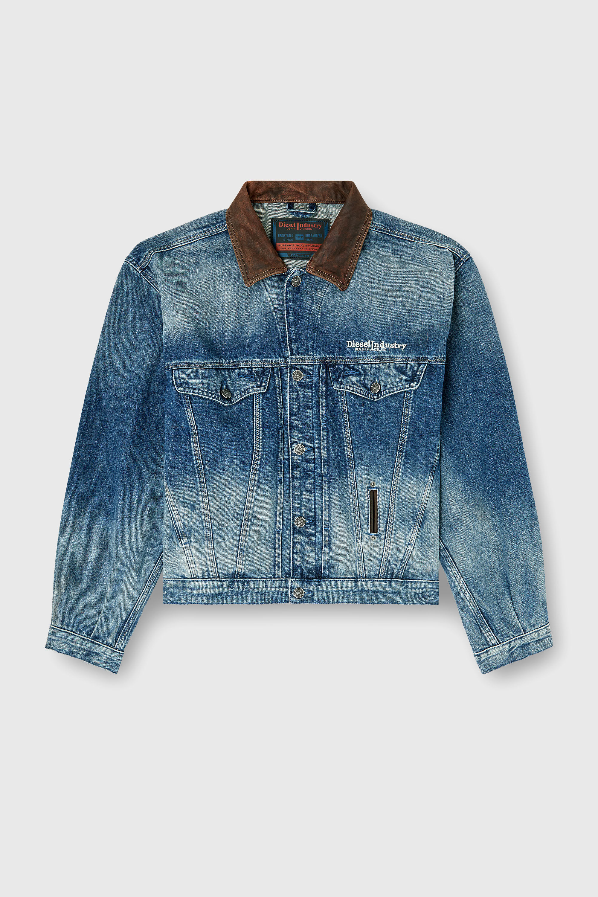 Diesel - D-DENVER-S1, Unisex Jeans-Truckerjacke mit kontrastierenden Lederbes&auml;tzen in Blau - 2