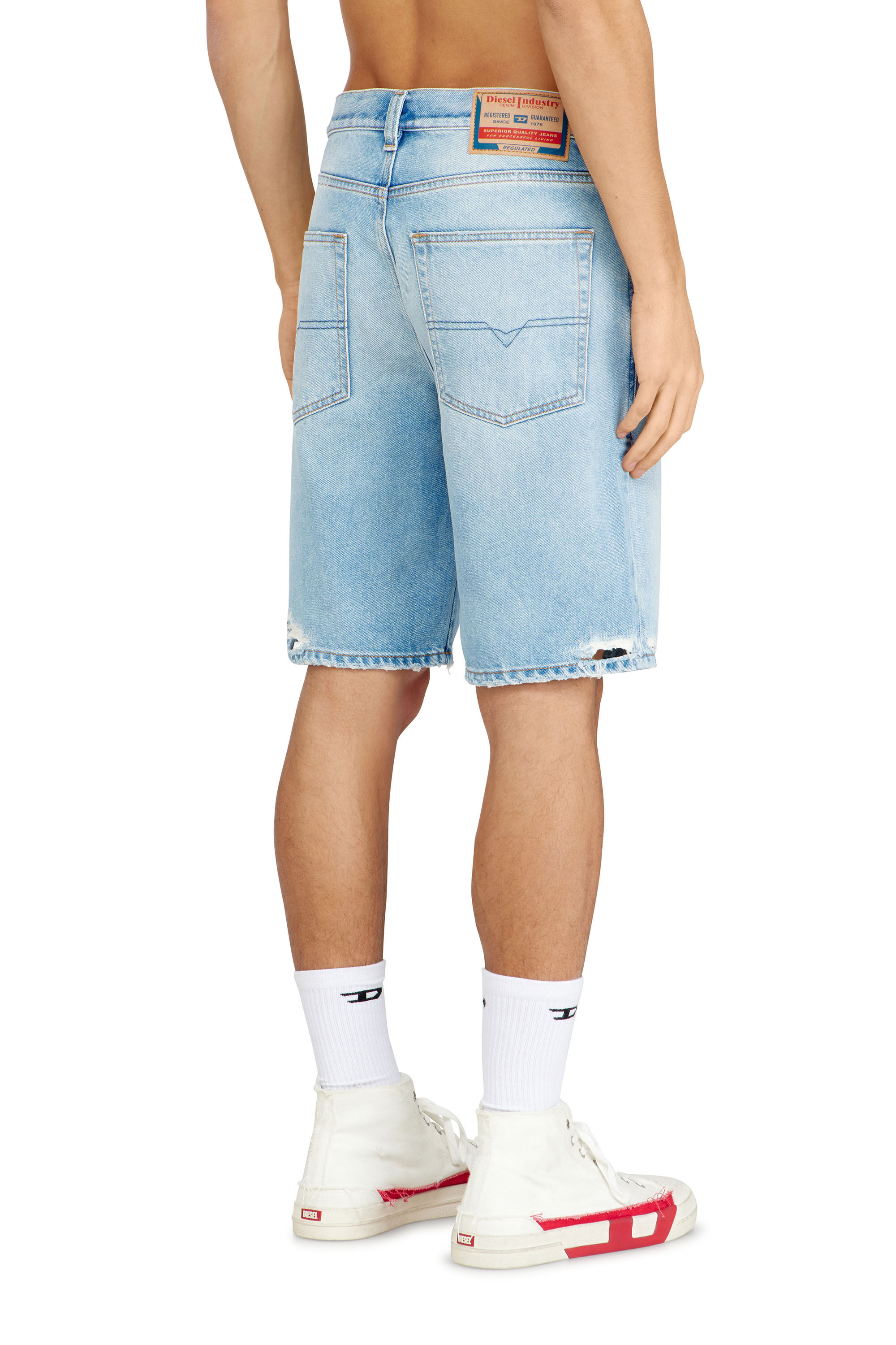 Diesel - REGULAR-SHORT, Herren Shorts aus Destroyed-Denim in Hellblau - 4