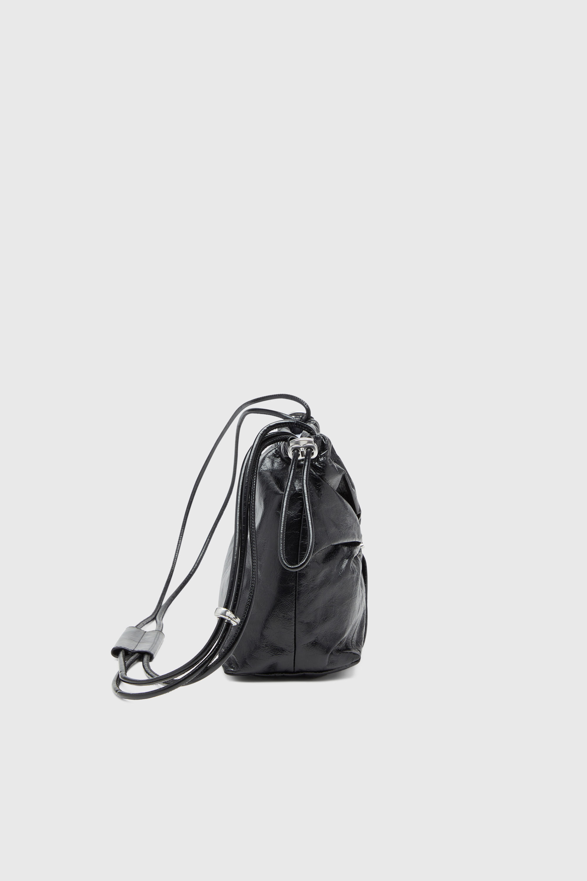 Diesel - SCRUNCH-D BUCKET, Damen Scrunch-D-Beuteltasche aus gl&auml;nzendem zerknittertem Leder in Schwarz - 5
