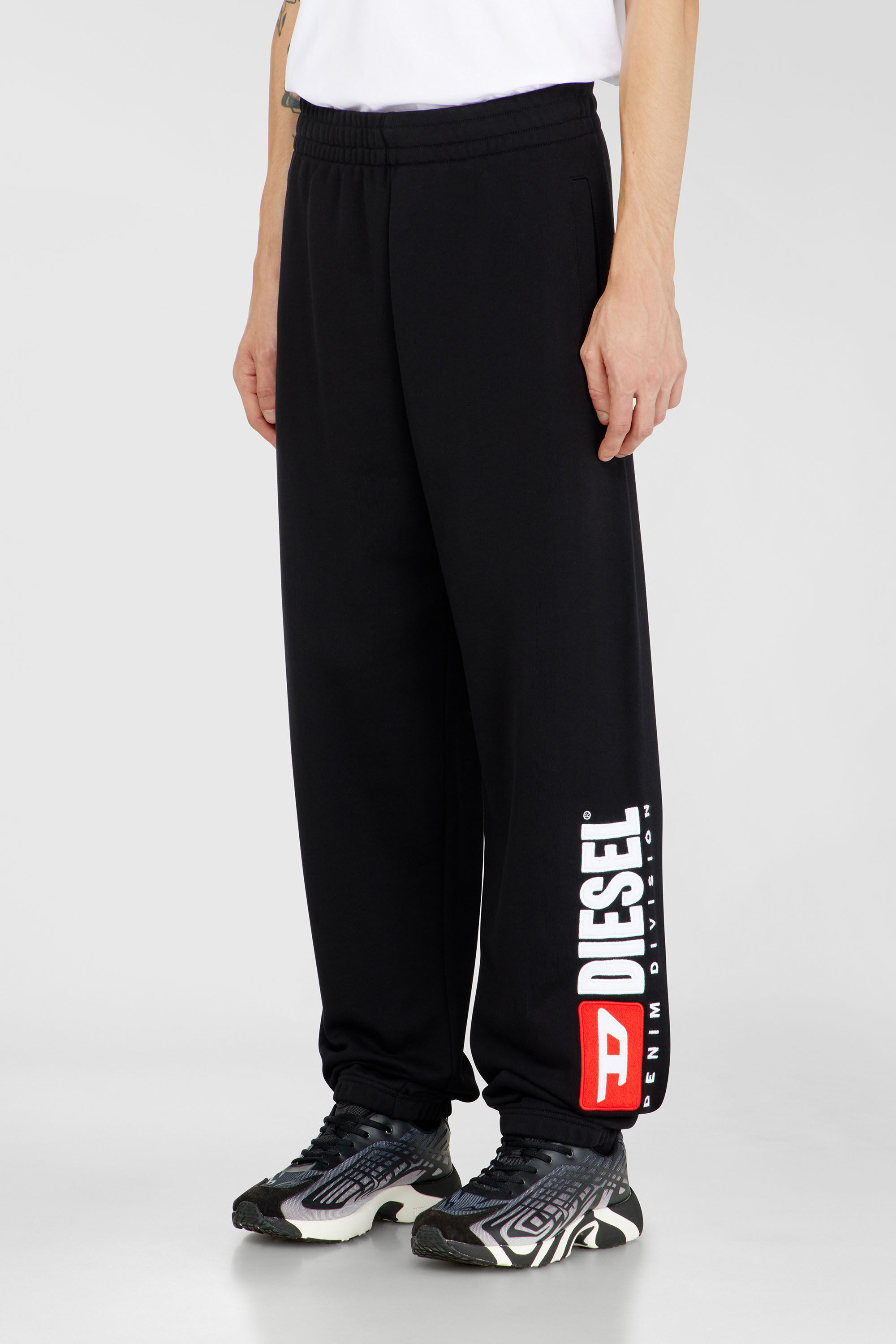 Diesel - P-MARKY-DIV, Herren Baumwoll-Jogginghose mit Diesel-Aufn&auml;her in Schwarz - 3