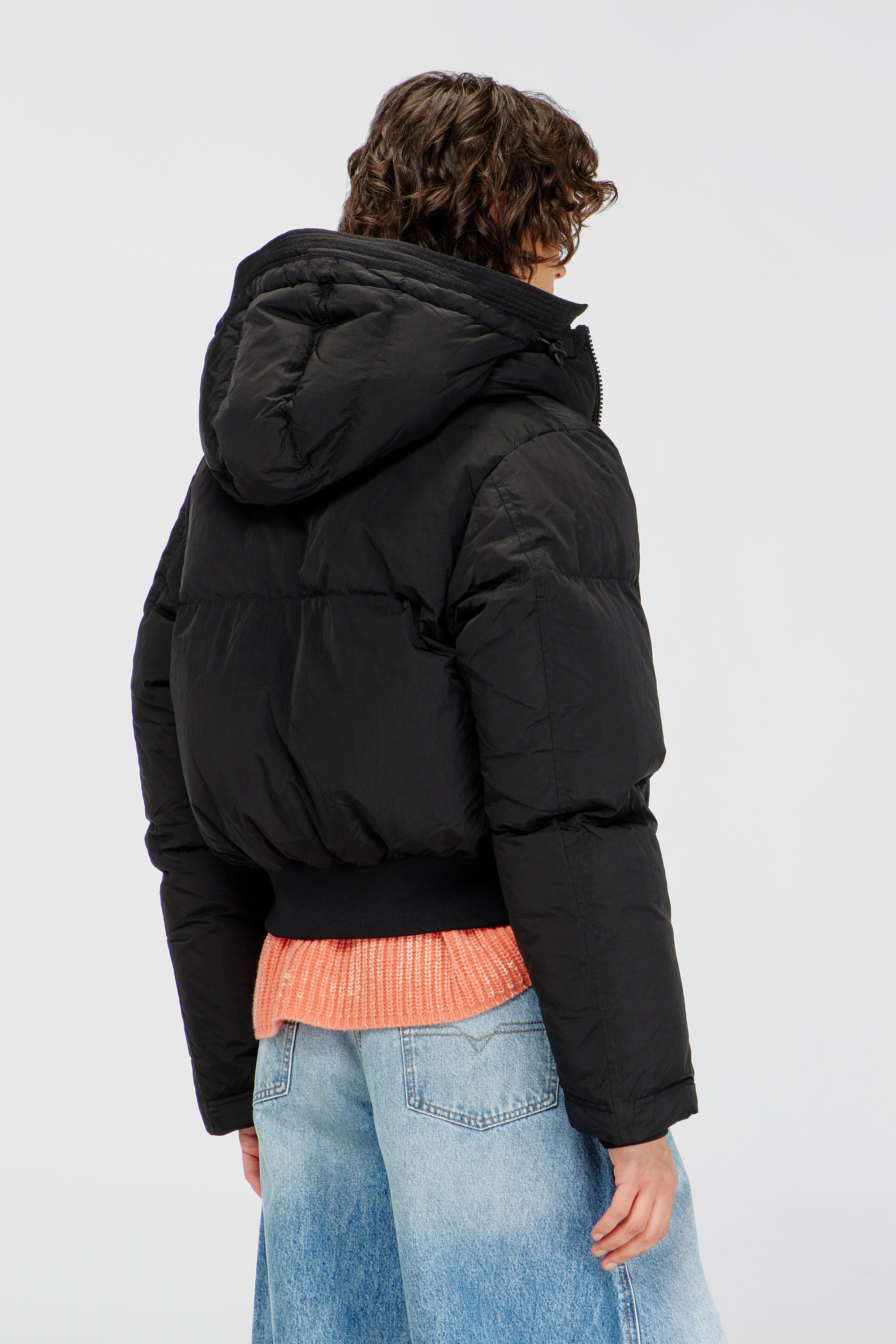 Diesel - W-PEYT-SHORT-NEW-P1, Damen Daunenjacke mit Kapuze aus Nylon in Knitter-Optik in Schwarz - 4