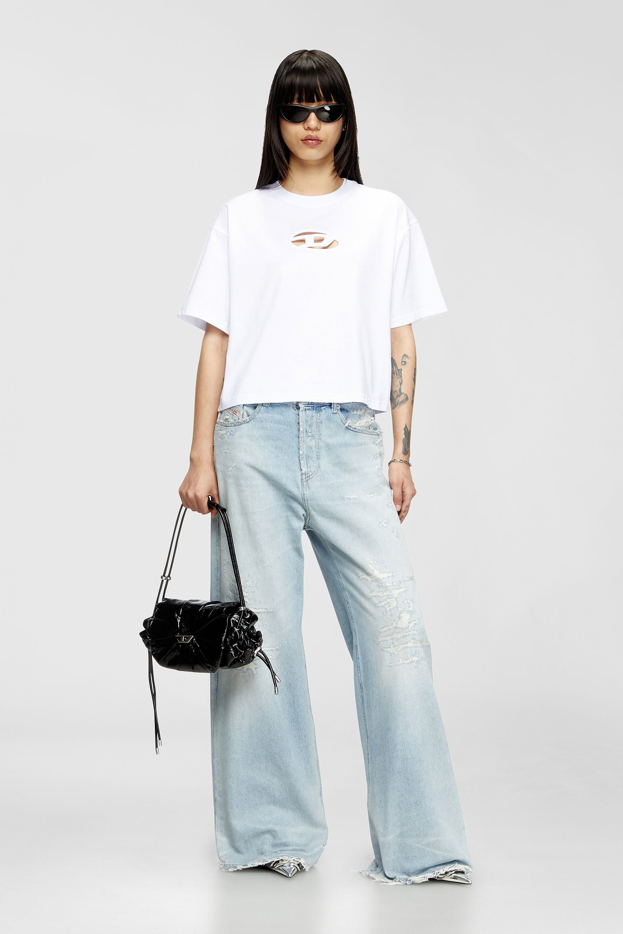 Diesel - T-BUXT-CROP-OD, Damen Kastiges T-Shirt mit ausgeschnittenem Oval D-Logo in Wei&szlig; - 1