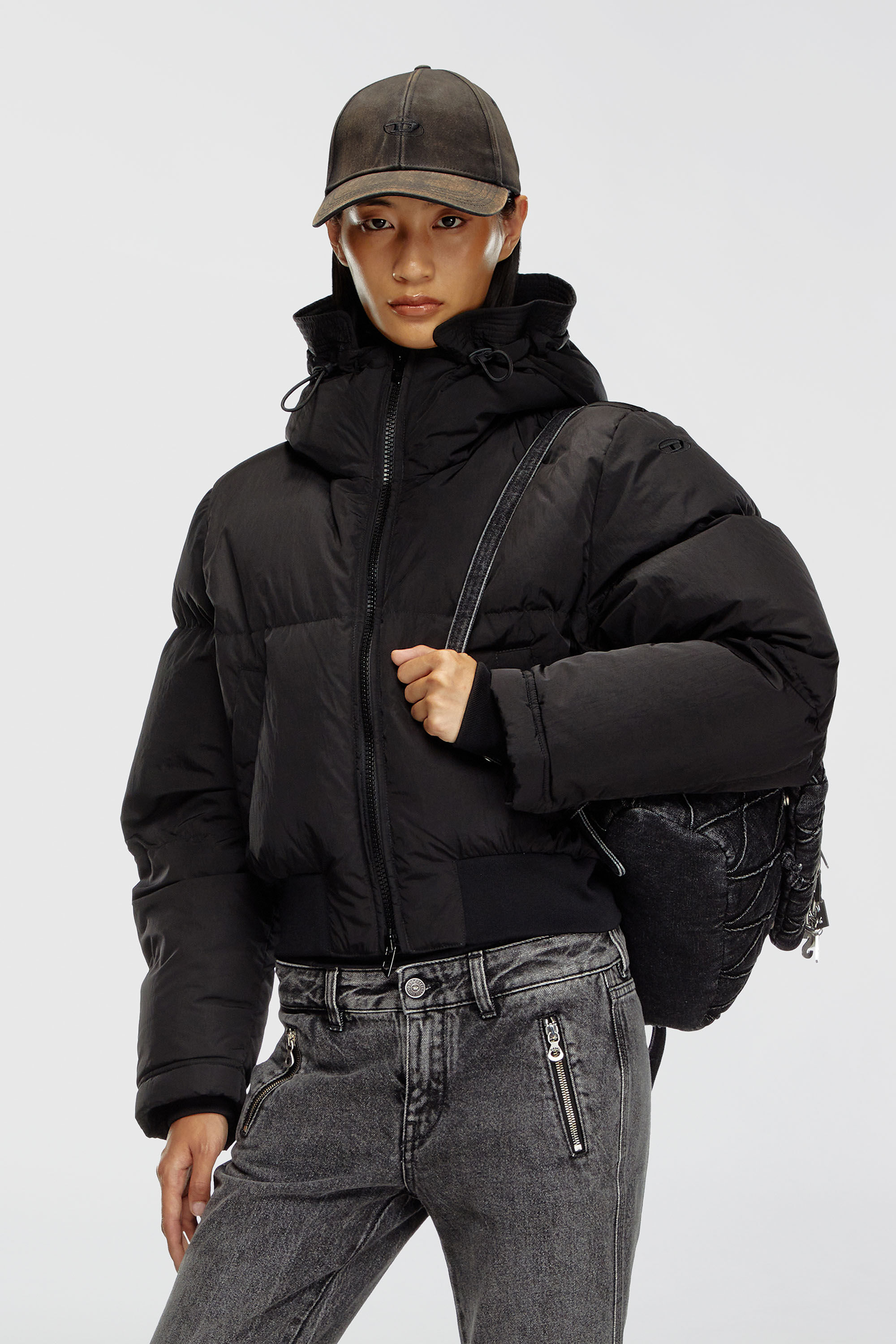 Diesel - W-PEYT-SHORT-NEW-P1, Damen Daunenjacke mit Kapuze aus Nylon in Knitter-Optik in Schwarz - 3