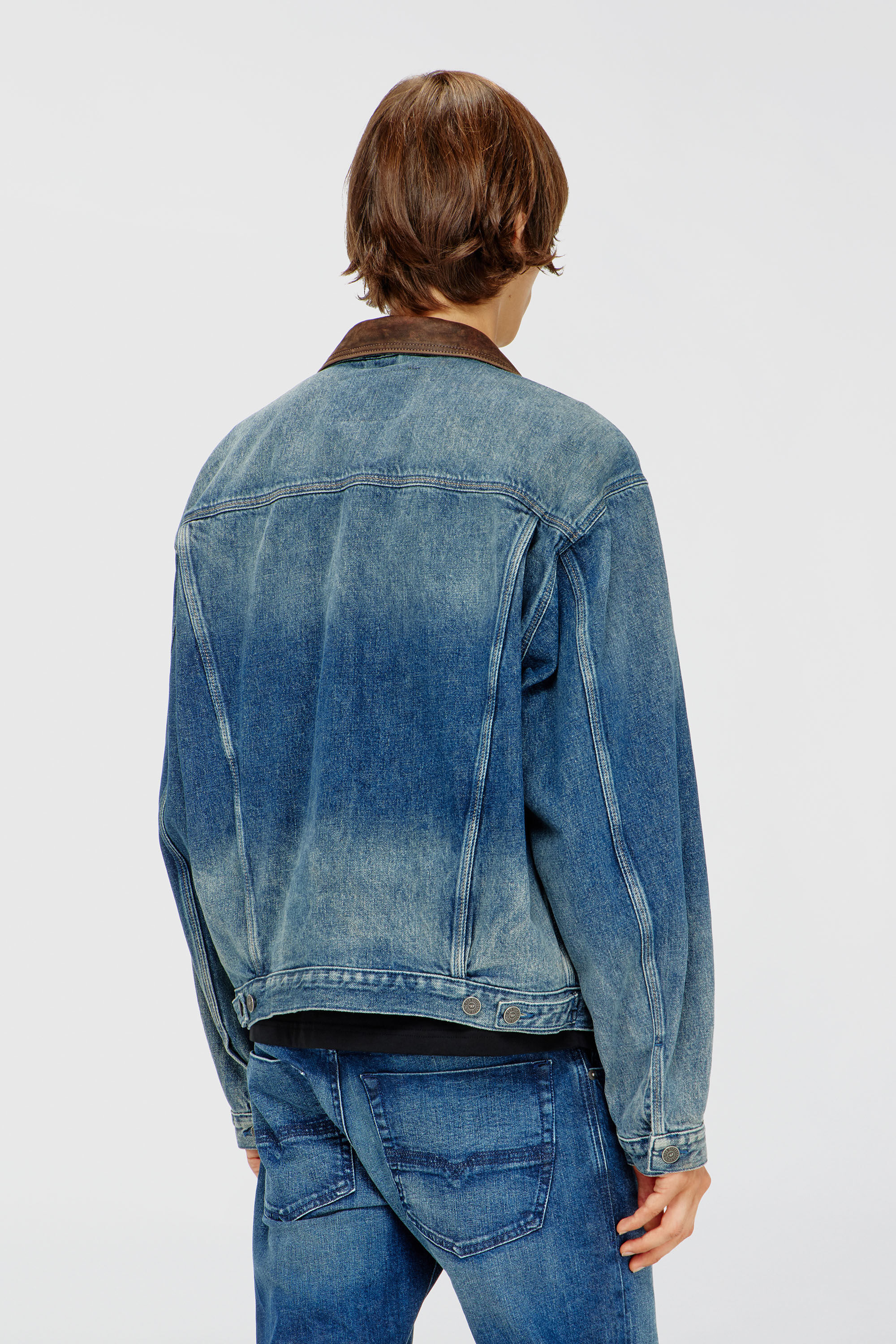 Diesel - D-DENVER-S1, Unisex Jeans-Truckerjacke mit kontrastierenden Lederbes&auml;tzen in Blau - 4