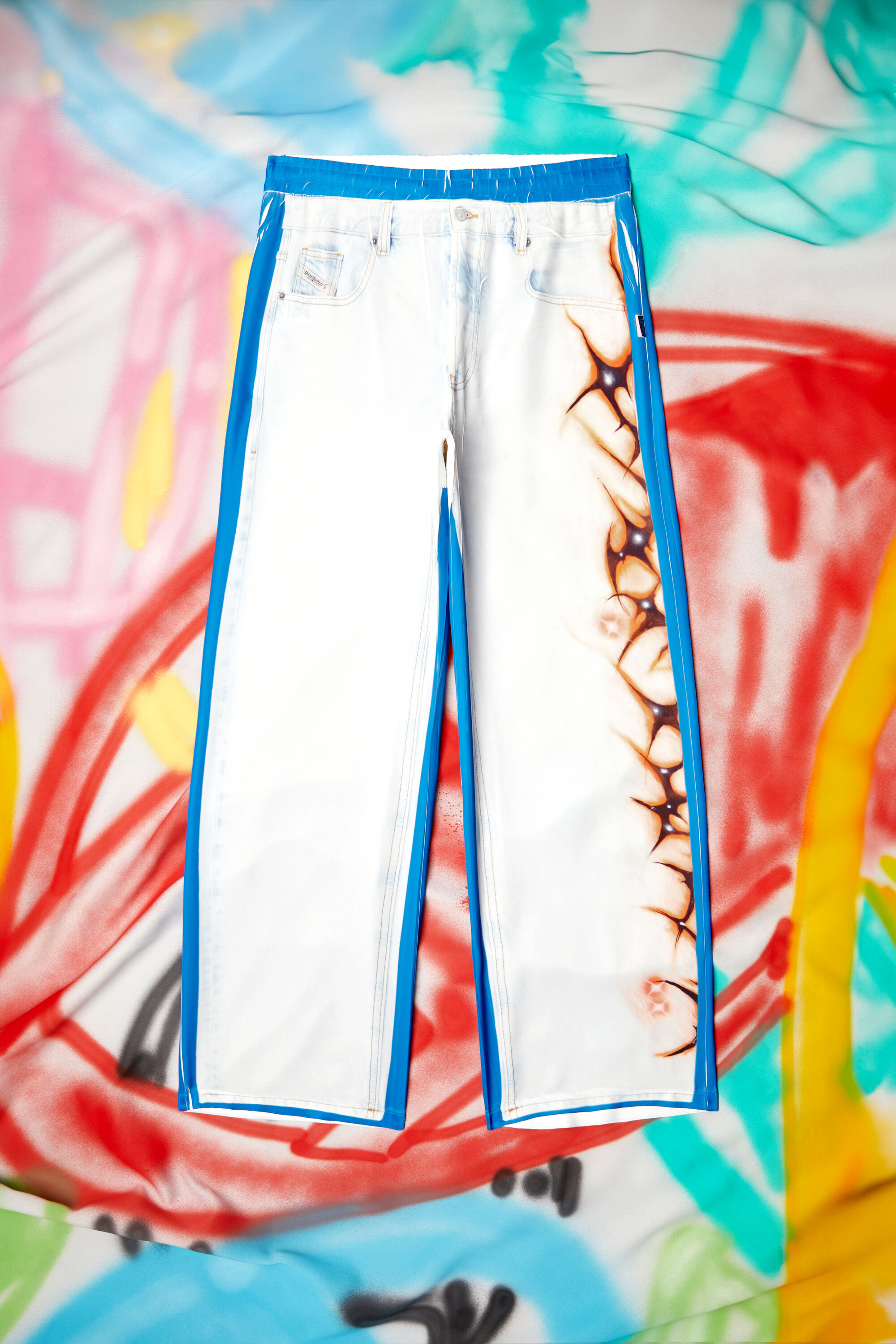 Diesel - P-AFTER-GRAFFITI-JAP, Unisex Hose im relaxed Fit mit Graffiti-Print in Blau/Weiss - 2