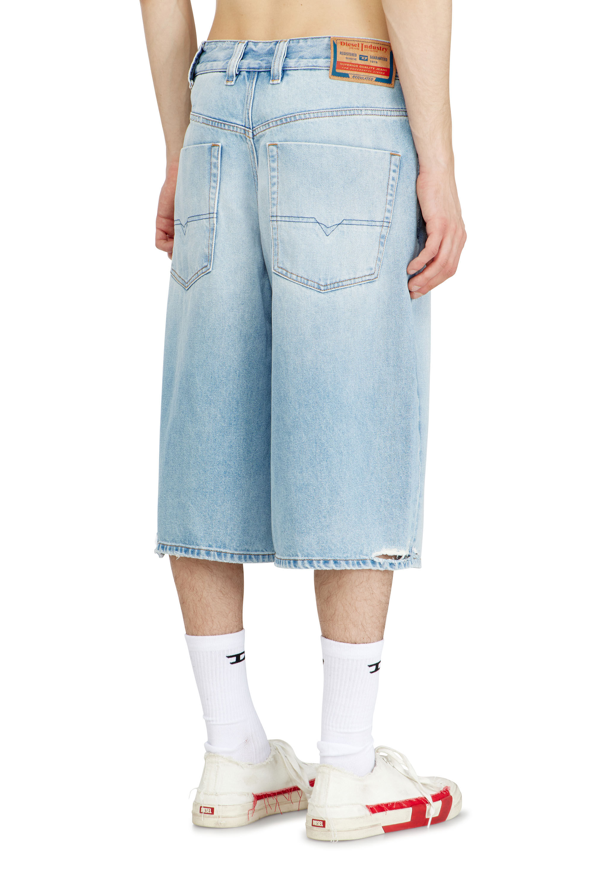 Diesel - D-ENIM-M-SHORT, Unisex Shorts aus Denim mit Destroyed-Effekt in Hellblau - 4