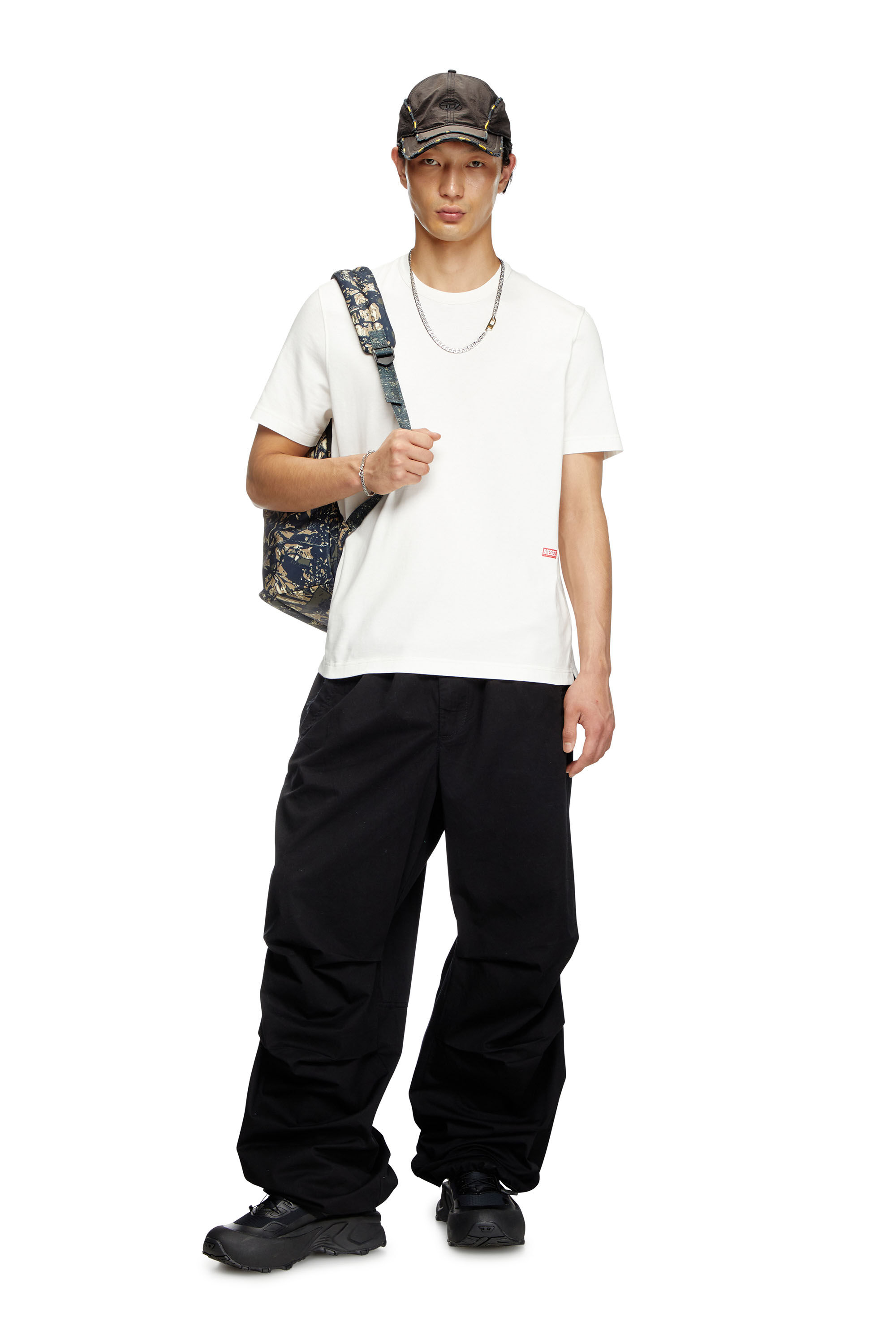 Diesel - T-ADJUST-SLITS-R13, Herren T-Shirt mit Runway-Set-Print in Weiß - 1