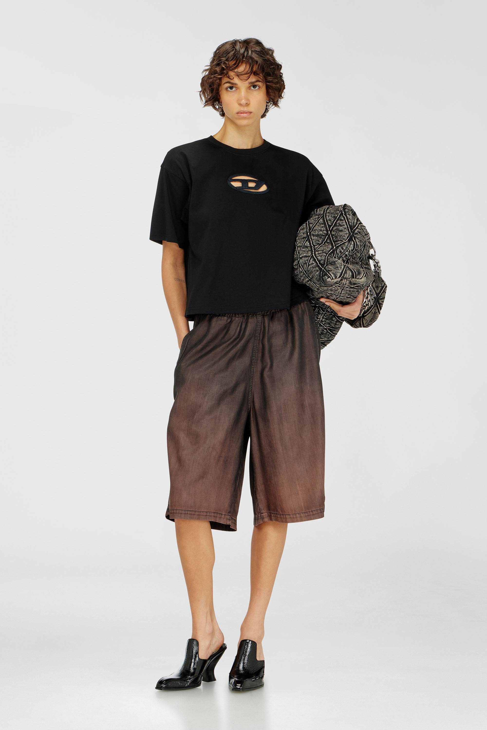 Diesel - T-BUXT-CROP-OD, Damen Kastiges T-Shirt mit ausgeschnittenem Oval D-Logo in Schwarz - 1