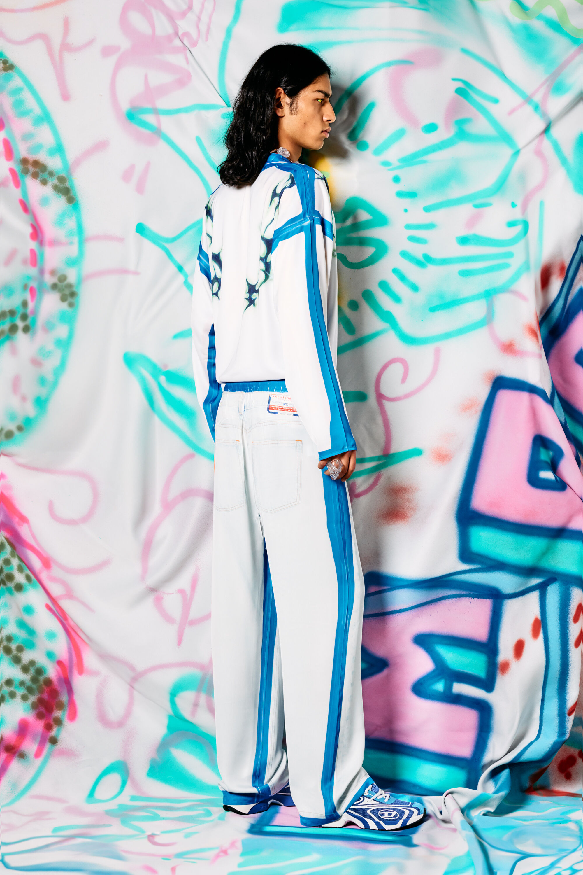 Diesel - P-AFTER-GRAFFITI-JAP, Unisex Hose im relaxed Fit mit Graffiti-Print in Blau/Weiss - 4