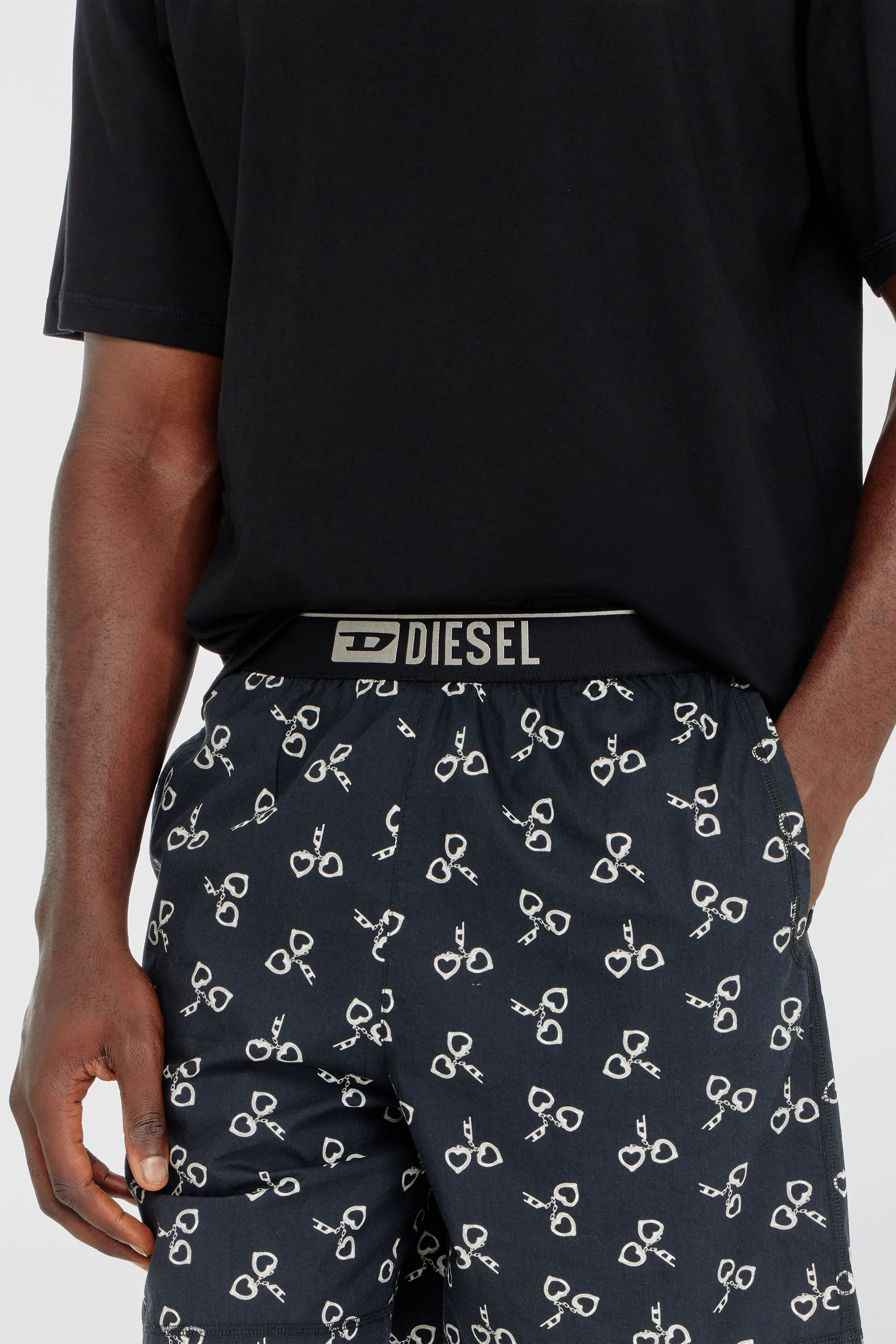 Diesel - KIT-JAMES-D-BOX, Herren Baumwoll-Pyjama-Set mit Handschellen-Print in Schwarz/Wei&szlig; - 4