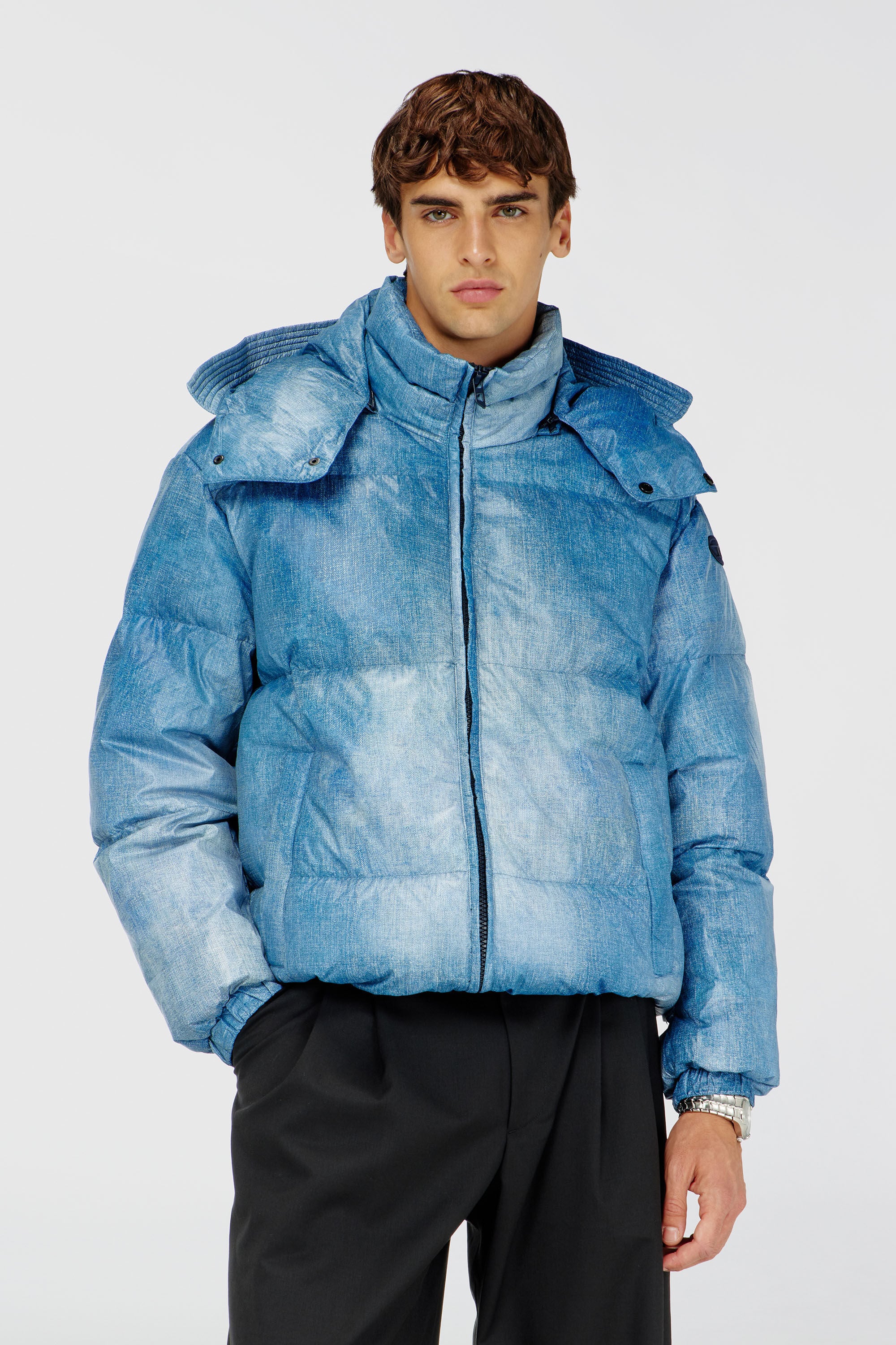 Diesel - W-ROLLY-WRD-BFBN, Herren Daunenjacke mit Denim-Effekt-Print und Kapuze in Hellblau - 3