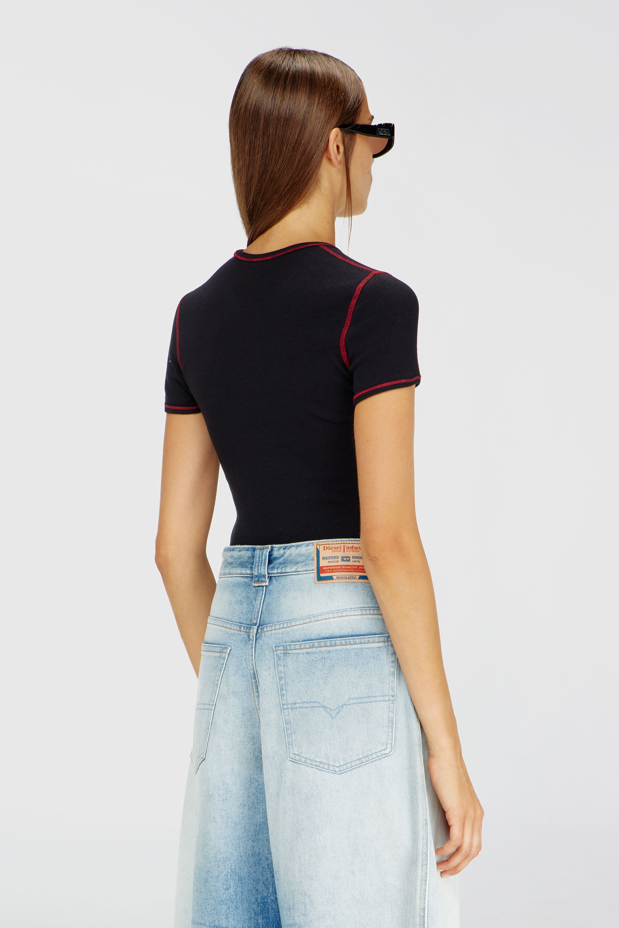 Diesel - SV-T-ELE-CHER, Damen Schlank geschnittenes Baumwoll-T-Shirt mit Kirschdruck in Schwarz - 4
