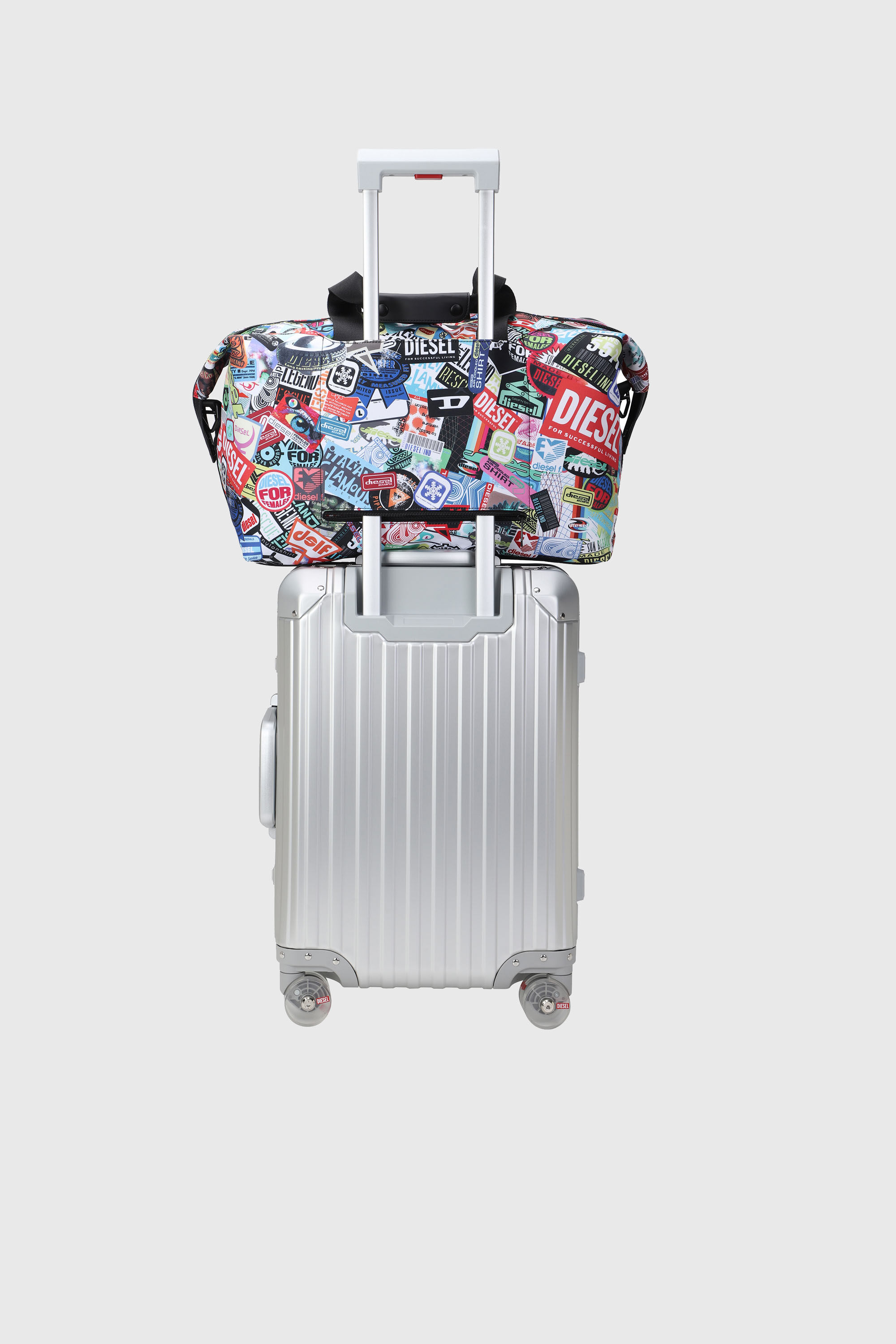 Diesel - DIESEL PC PRINTED DUFFLE-STICKERS- DSB00, Unisex Praktische Duffel-Tasche mit Aufklebern in Bunt - 7