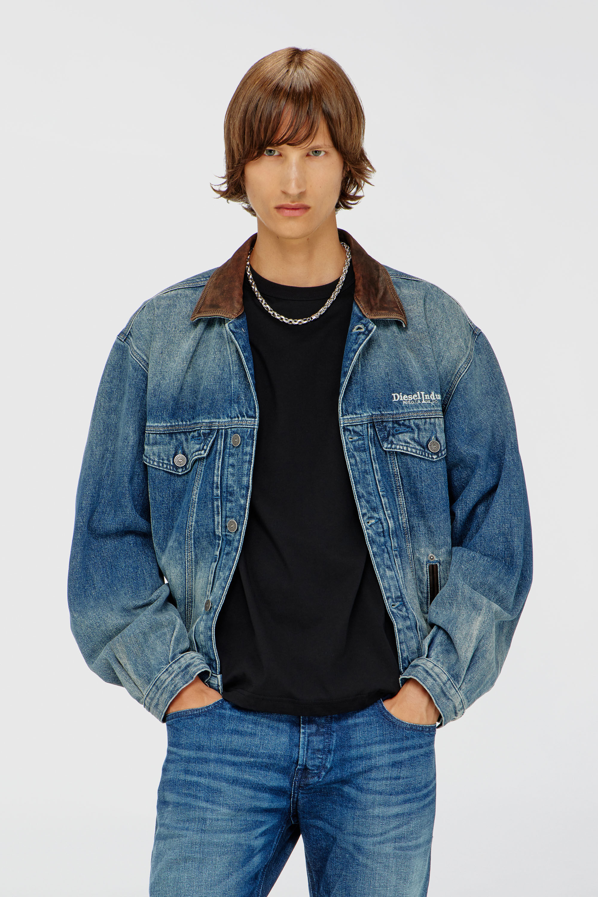 Diesel - D-DENVER-S1, Unisex Jeans-Truckerjacke mit kontrastierenden Lederbes&auml;tzen in Blau - 3