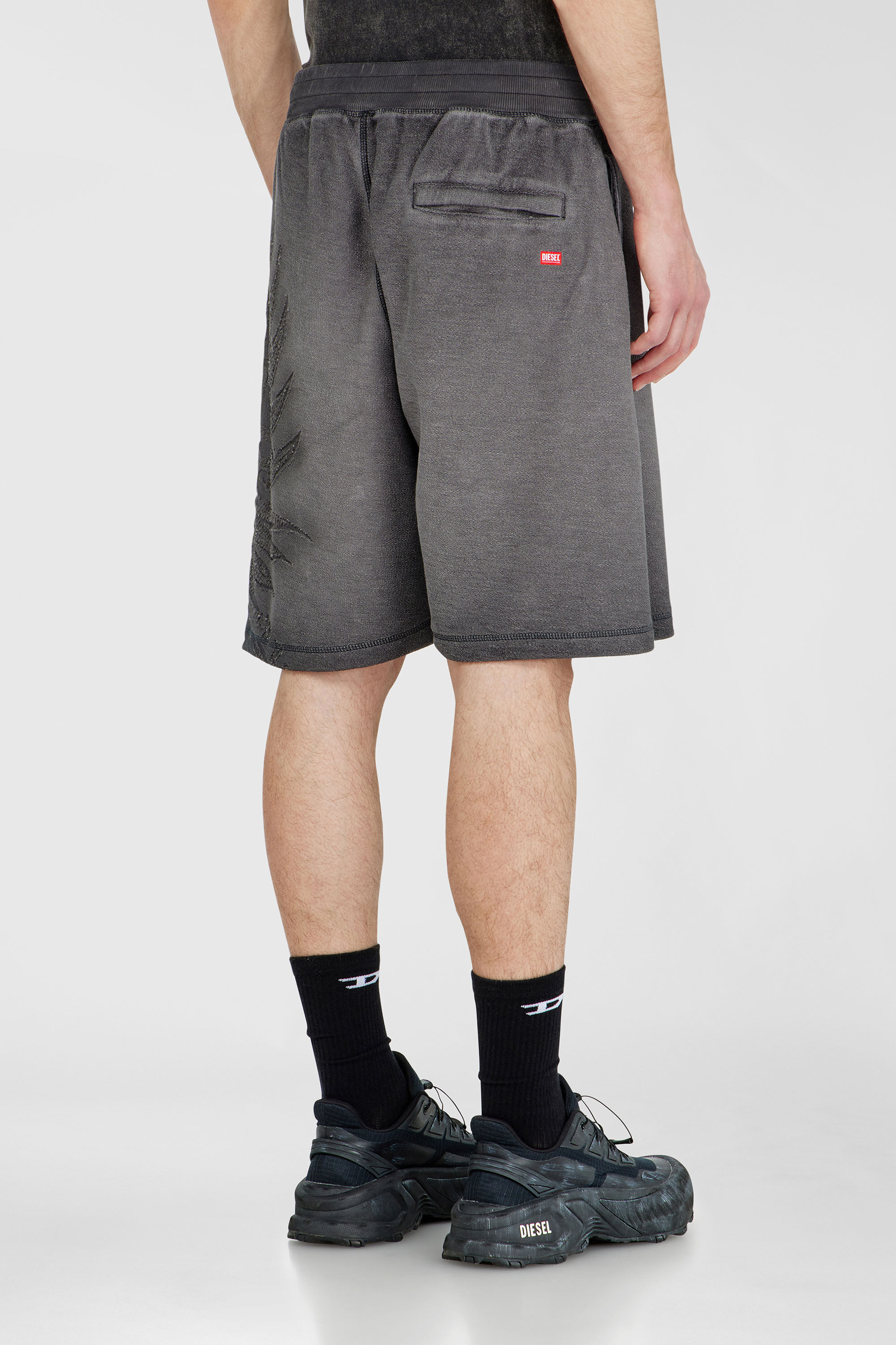 Diesel - P-RAWCROW, Herren Sweatshorts mit D&eacute;vor&eacute;-Motiven in Dunkelgrau - 4