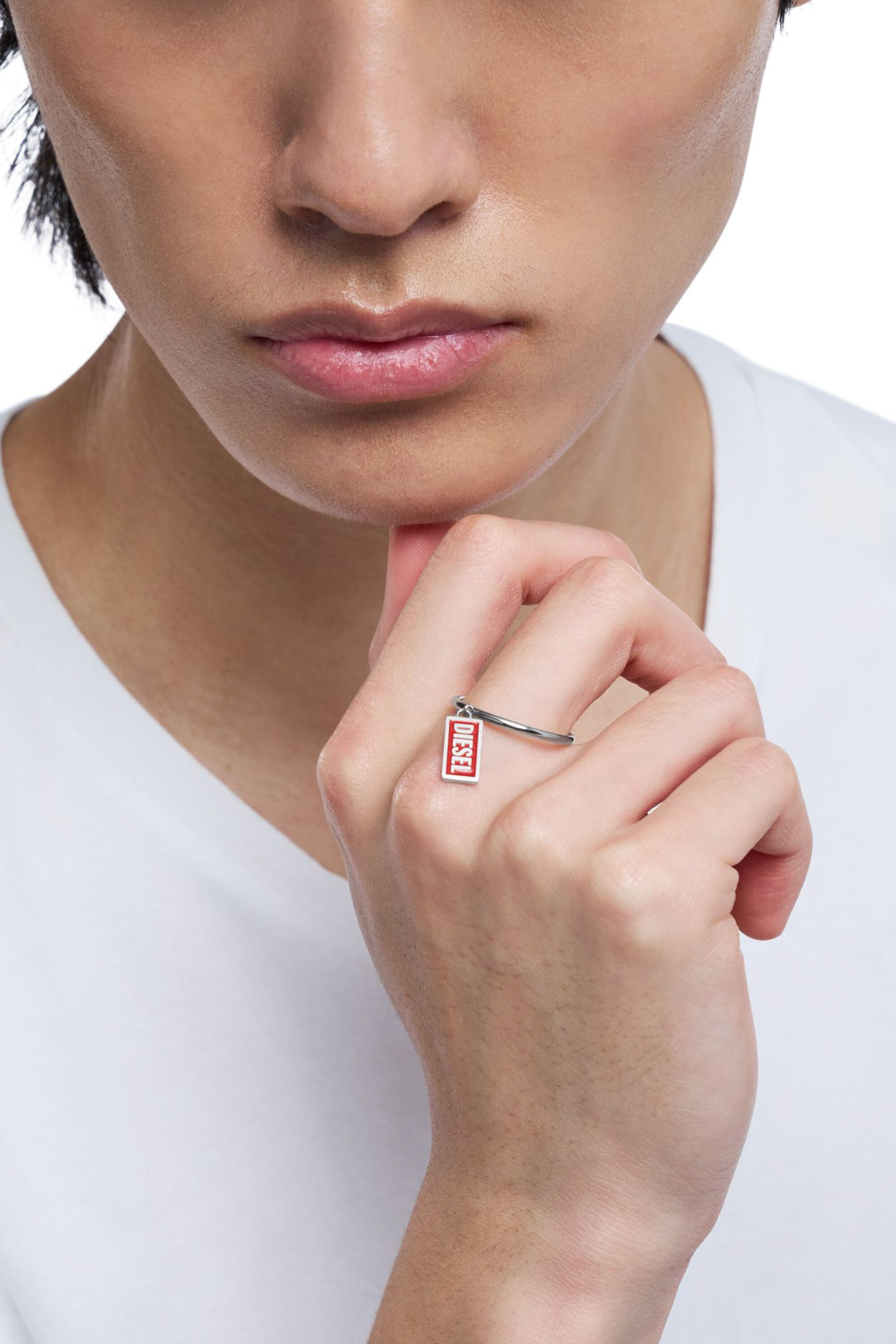 Diesel - DX1618931 JEWELLERY, Unisex Ring mit Logo-Anhänger aus Edelstahl in Rot - 6