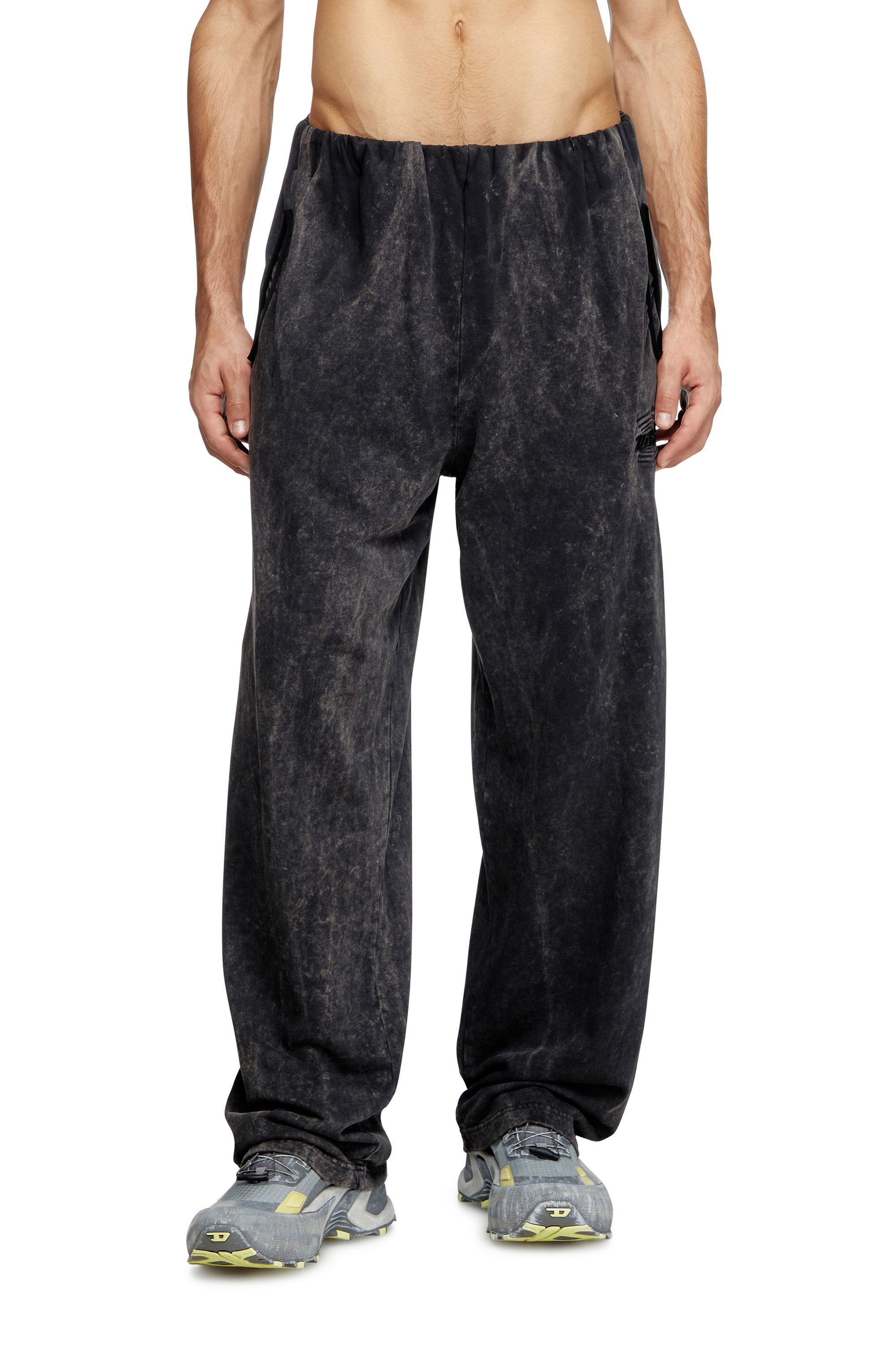 Diesel - P-MARKLE, Herren Behandelte Sweatpants mit gerafftem Bund in Schwarz - 3