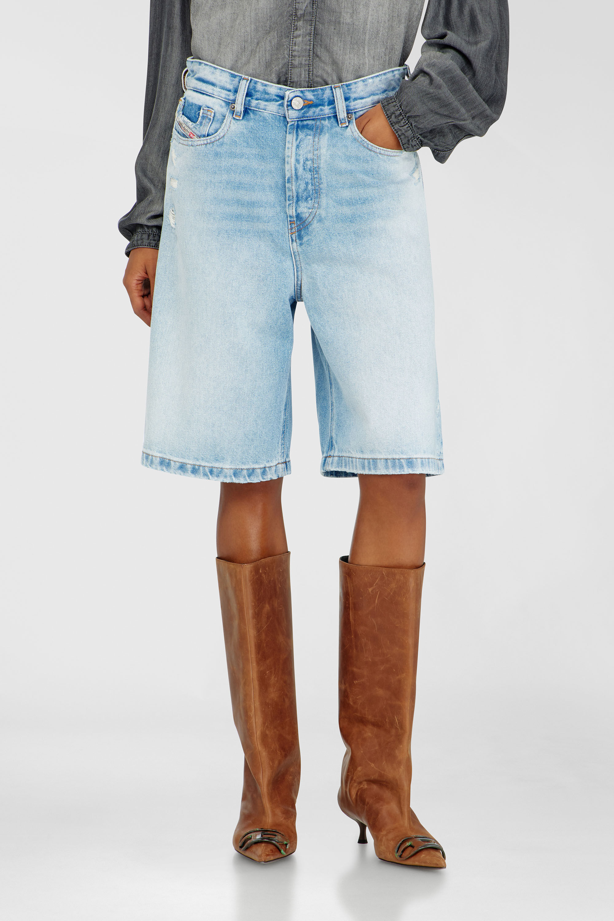 Diesel - DE-SIRE-SHORT, Damen Shorts aus Destroyed-Denim in Hellblau - 3