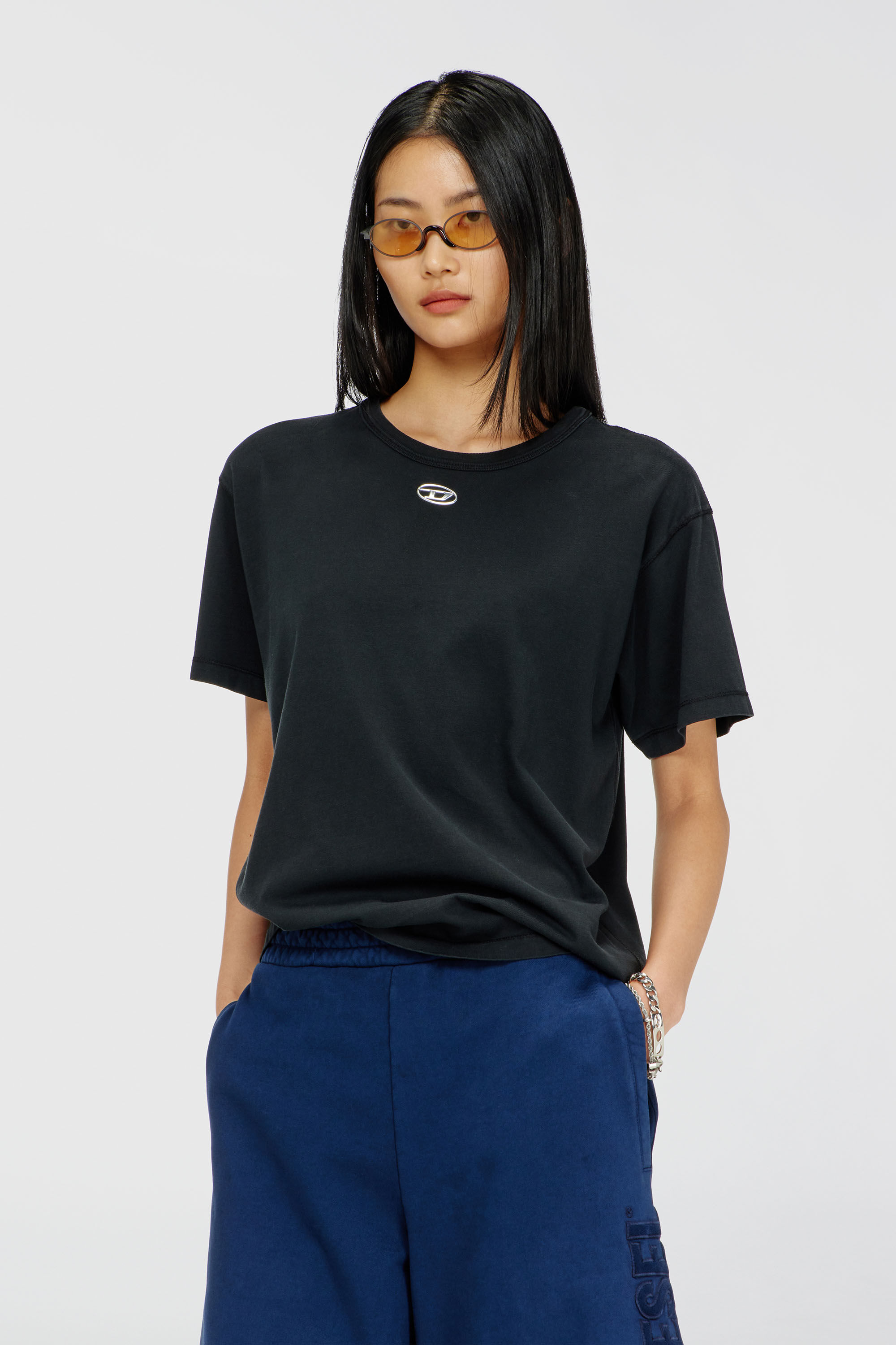 Diesel - T-NORMY-OD-S1, Damen Baumwoll-T-Shirt mit metallischem Oval D in Schwarz - 3