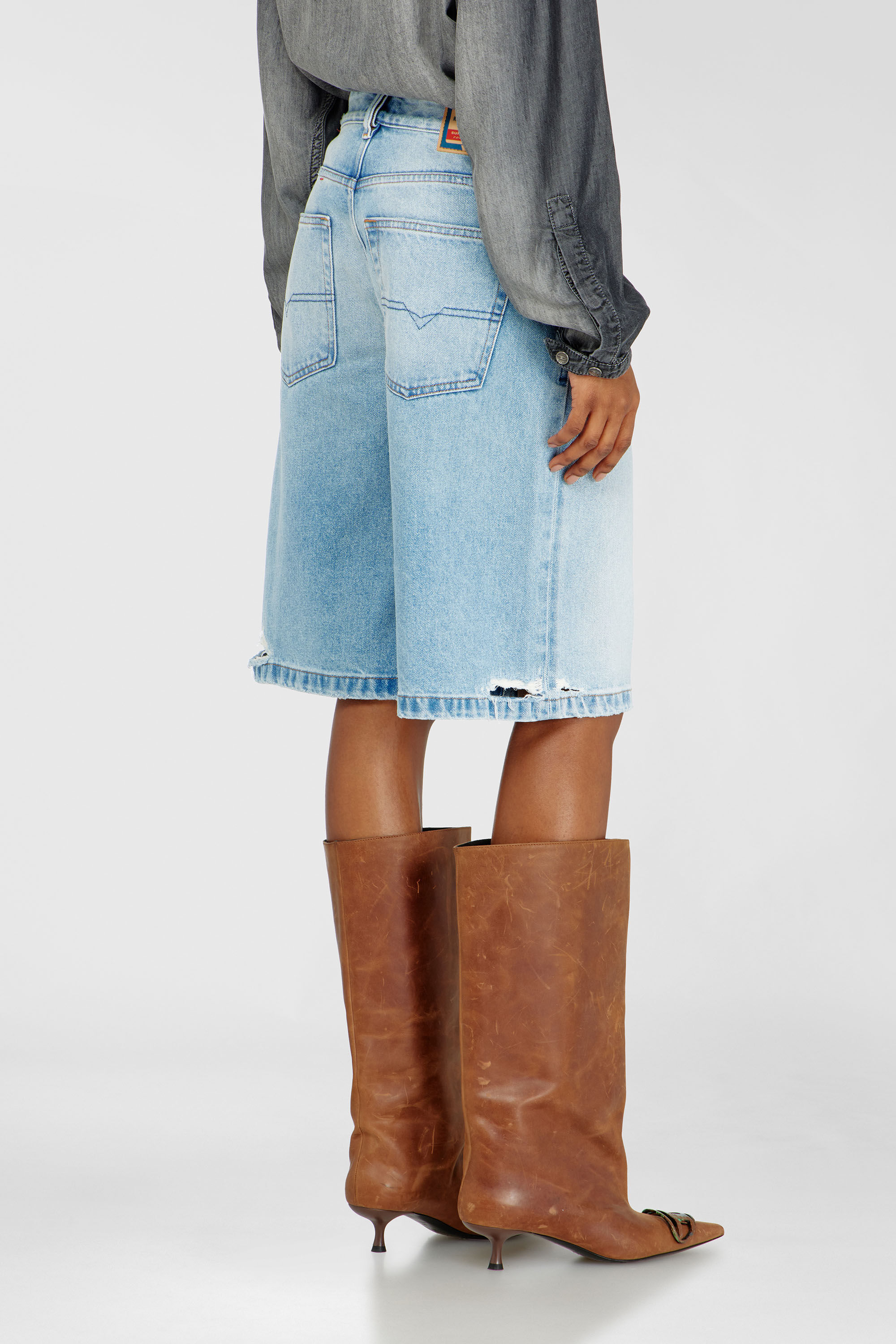 Diesel - DE-SIRE-SHORT, Damen Shorts aus Destroyed-Denim in Hellblau - 4