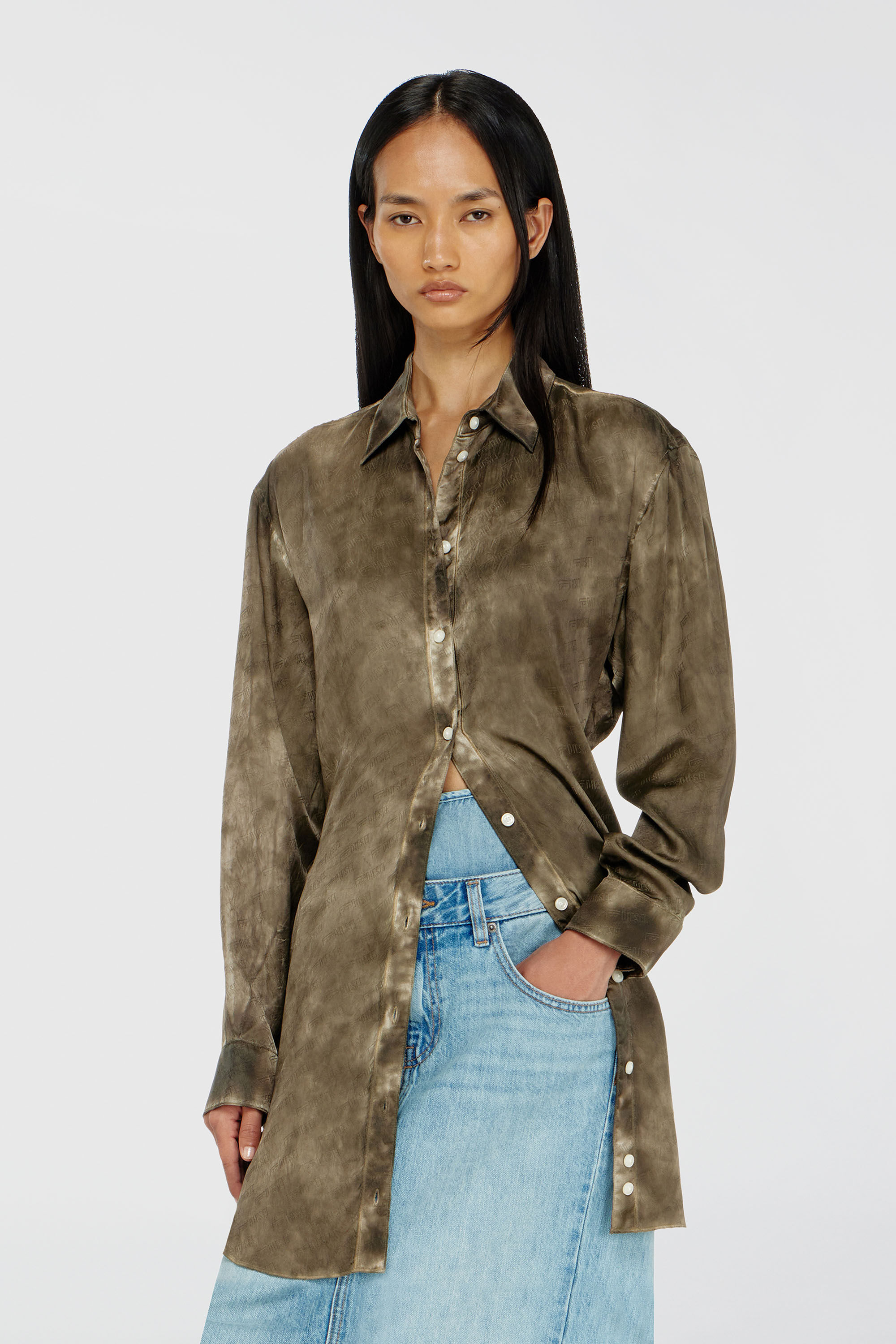 Diesel - C-LAVEL, Damen Langes Hemd aus logo-jacquard-knitter-satin in Armeegr&uuml;n - 3