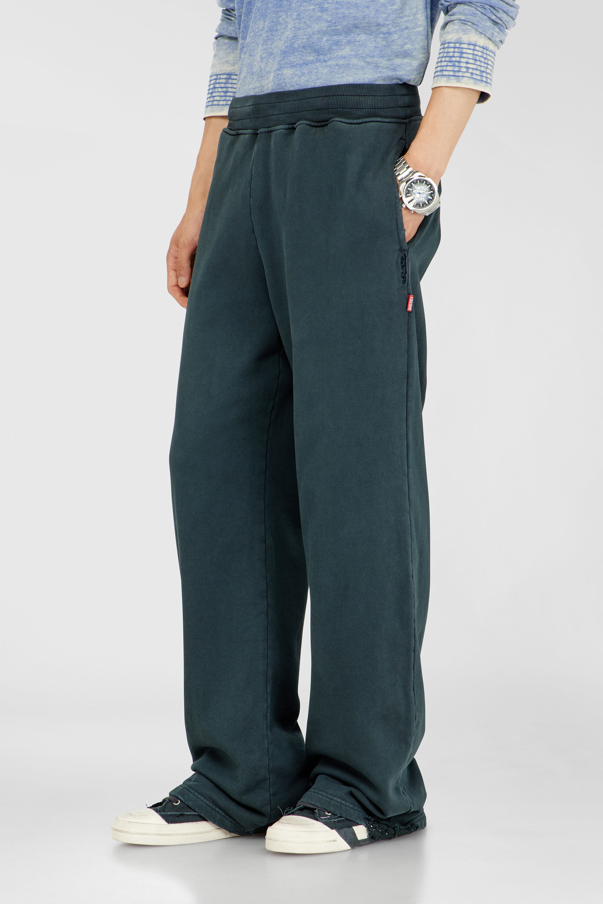 Diesel - P-MARTAINS-CRYSTALS, Herren Verwaschene Sweatpants mit Kristalldetails in Dunkelgr&uuml;n - 3