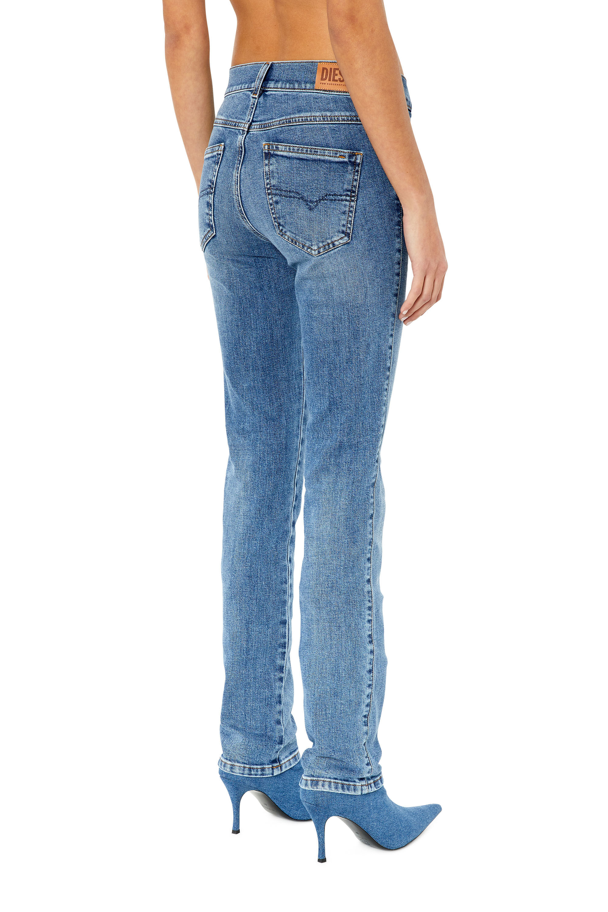 Diesel - Sandy E09AA Straight Jeans, Mittelblau - Image 4