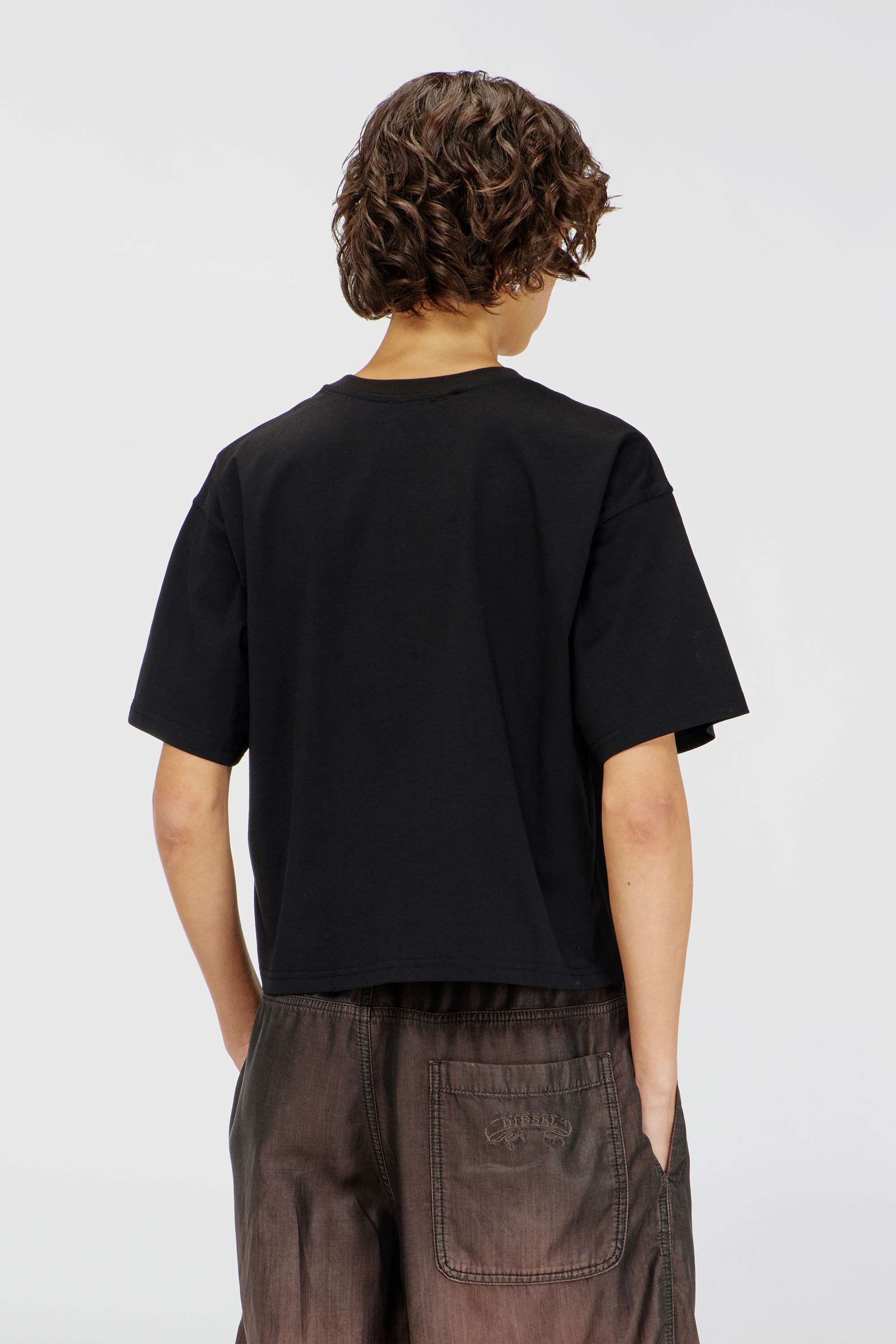 Diesel - T-BUXT-CROP-OD, Damen Kastiges T-Shirt mit ausgeschnittenem Oval D-Logo in Schwarz - 4