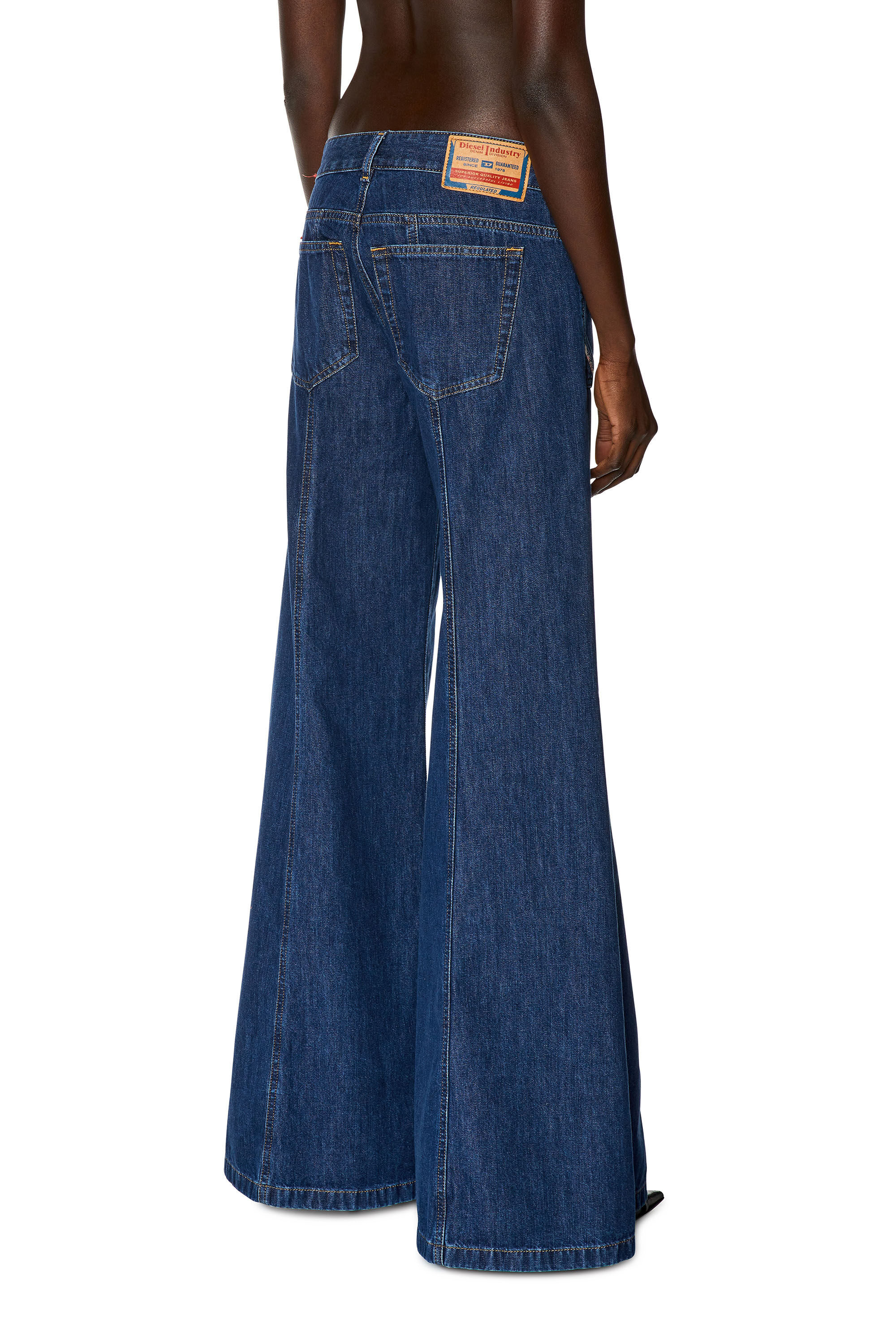Diesel - Bootcut and Flare Jeans D-Akii 09H99, Dunkelblau - Image 4