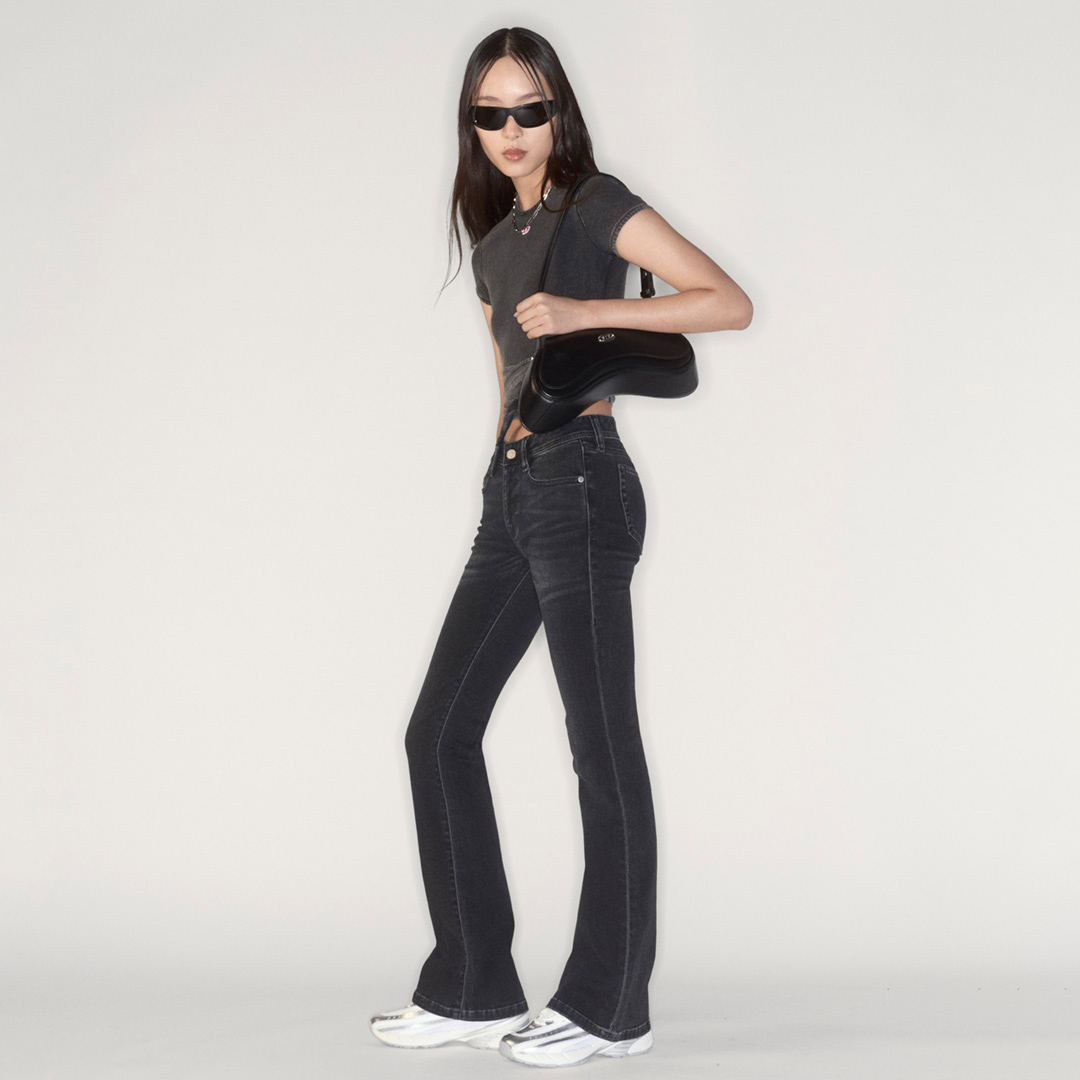 Eine Frau trägt deine Diesel-Jeans