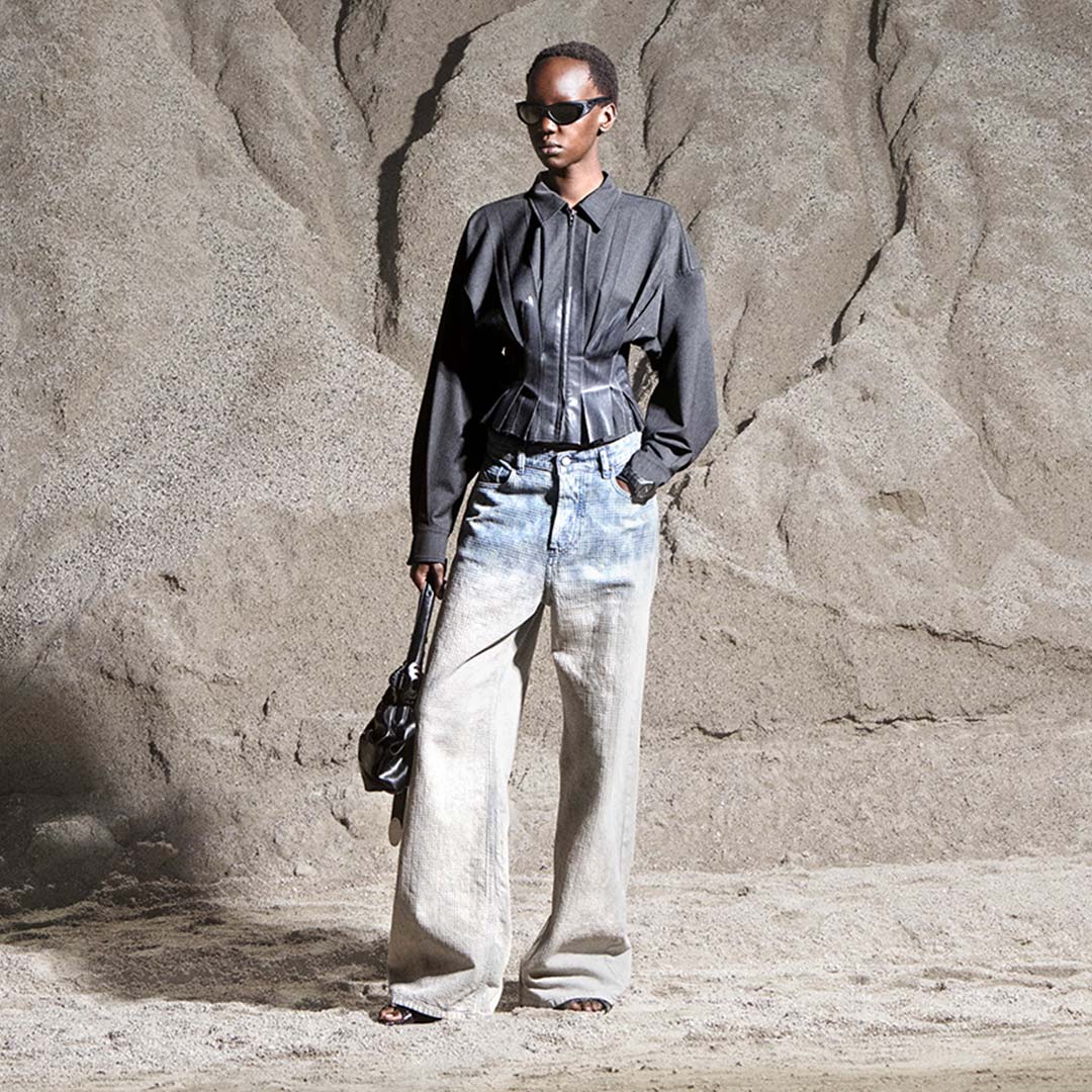 Eine Frau trägt deine Diesel-Jeans