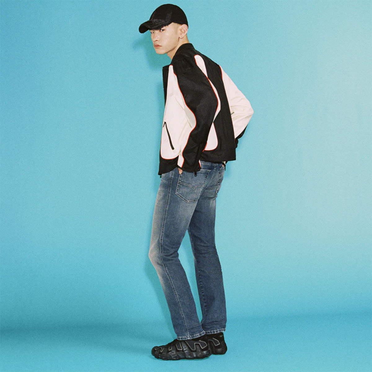Ein Mann trägt deine Diesel-Jeans