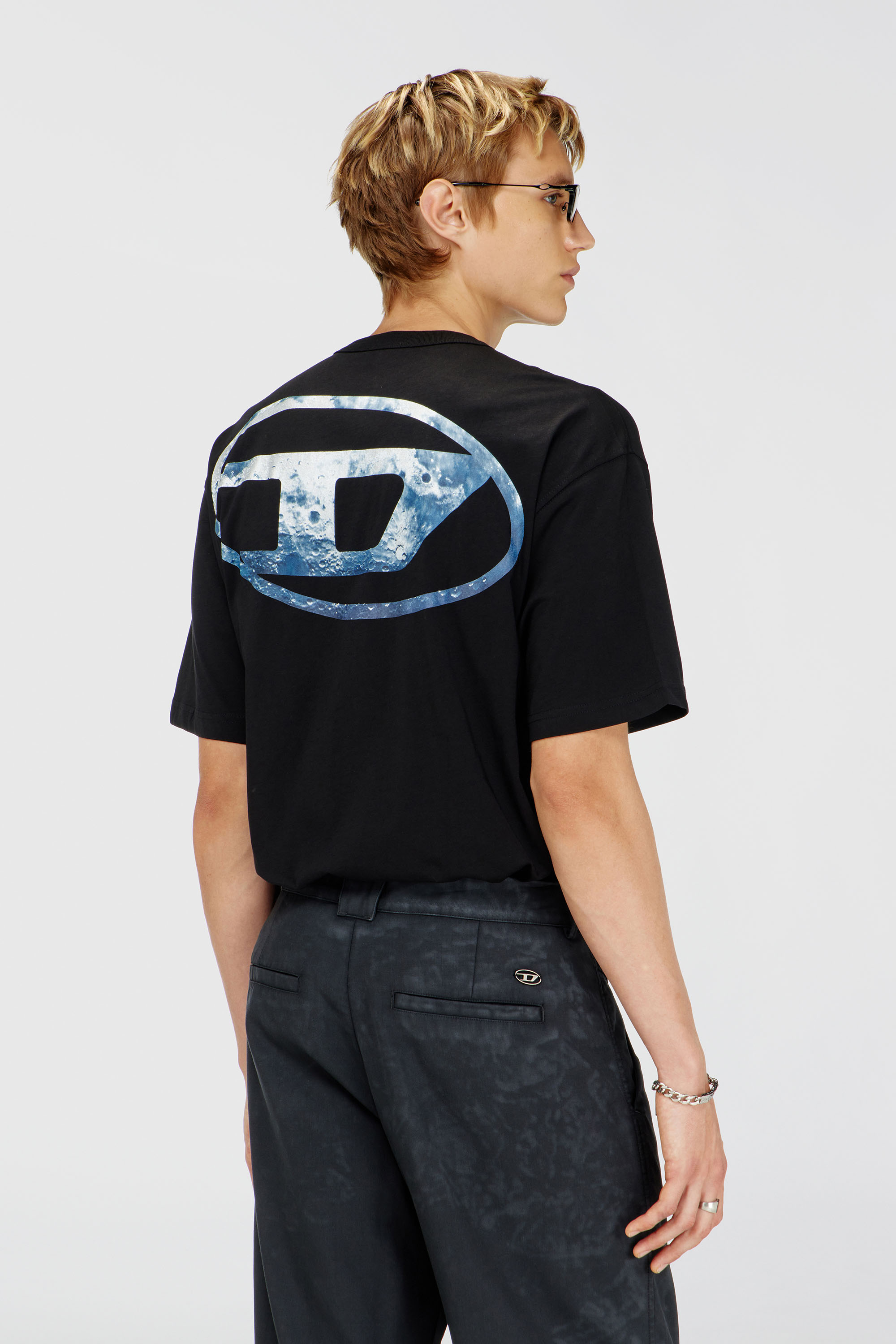 Diesel - T-WASH-MOON-T92, Herren T-Shirt aus Baumwolle mit Oval D Logo und Grafik in Schwarz - 4