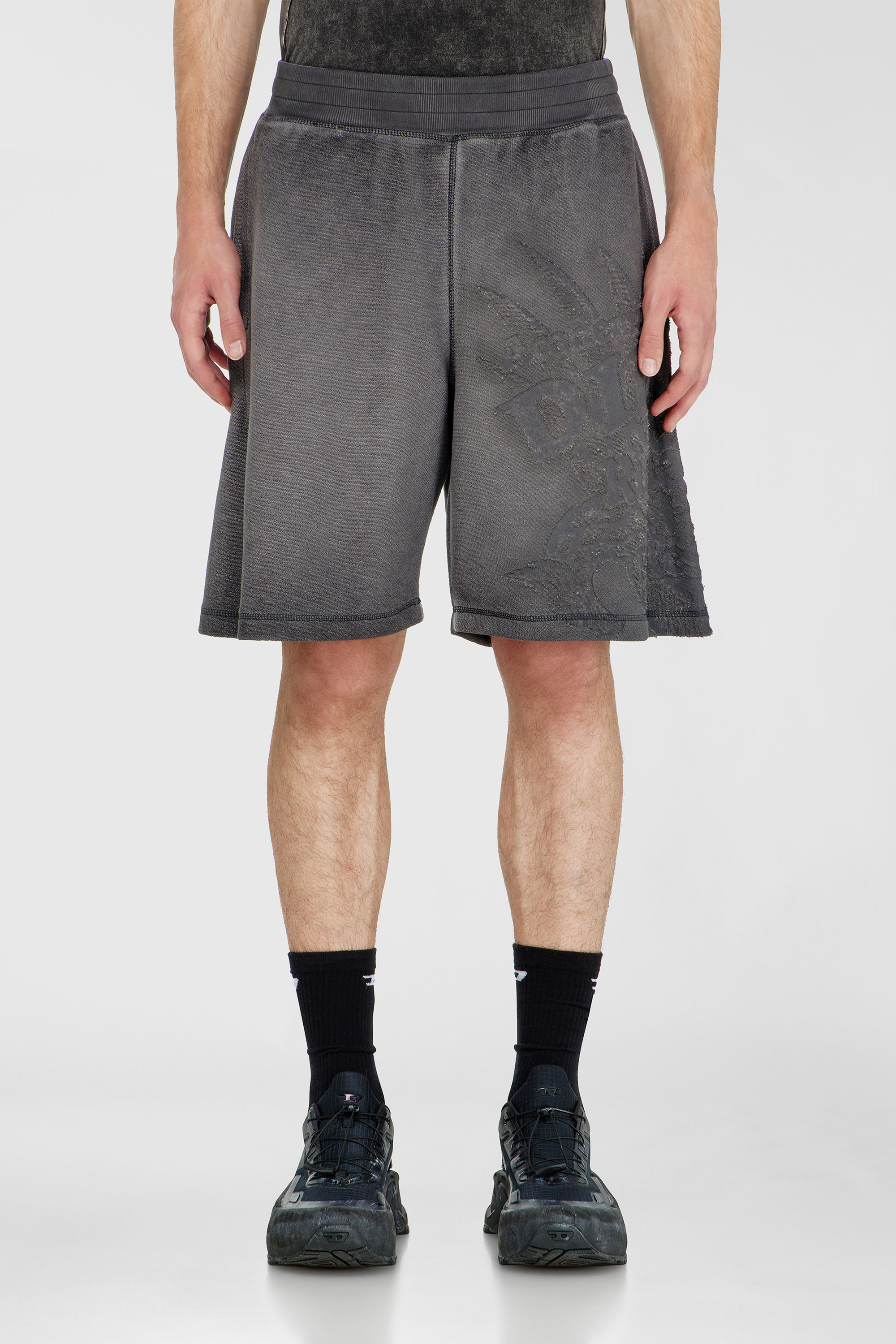 Diesel - P-RAWCROW, Herren Sweatshorts mit D&eacute;vor&eacute;-Motiven in Dunkelgrau - 1