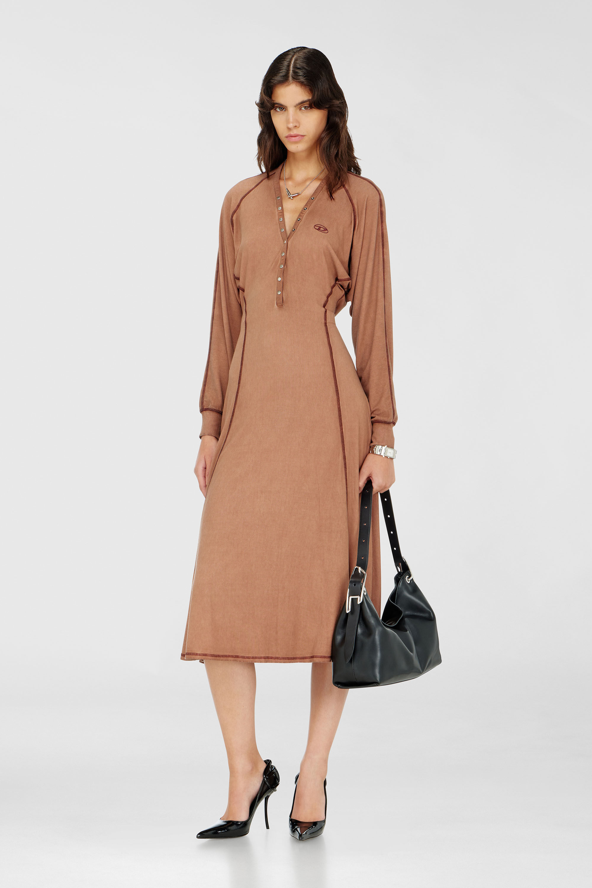 Diesel - D-ISERINA, Damen Midi-Kleid aus geripptem Jersey mit Fledermaus&auml;rmeln in Hellbraun - 2