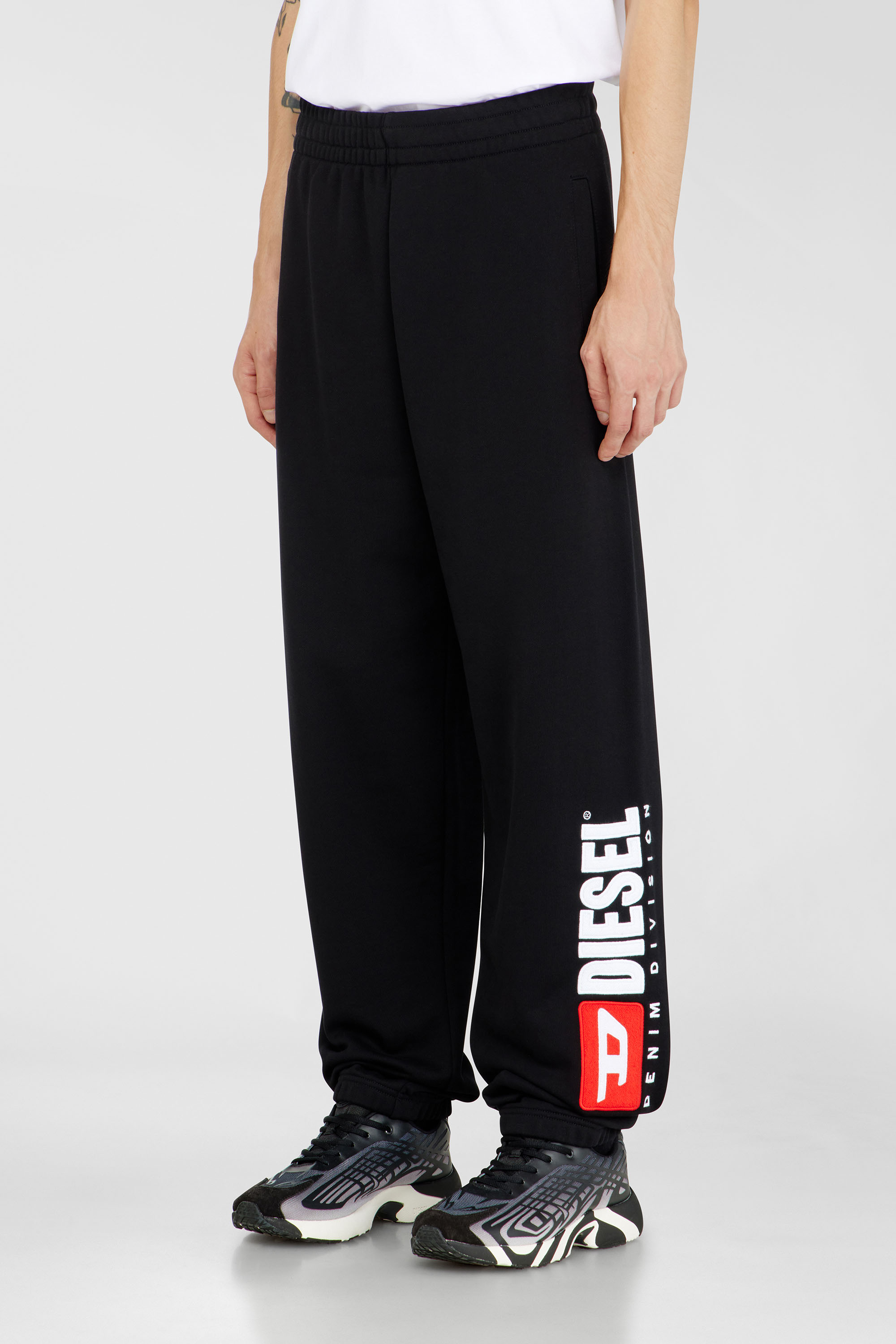 Diesel - P-MARKY-DIV, Herren Baumwoll-Jogginghose mit Diesel-Aufn&auml;her in Schwarz - 3